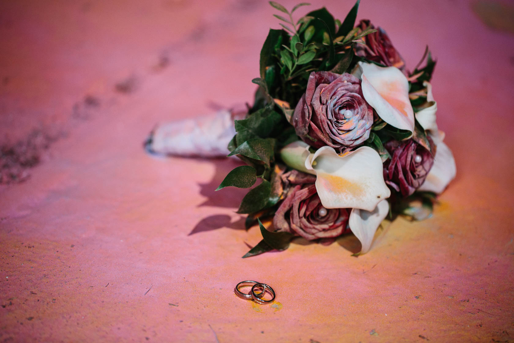 Trash the dress Hollie Farben Mannheim Brautstrauß und Eheringe Besonderes Hochzeitsringfoto