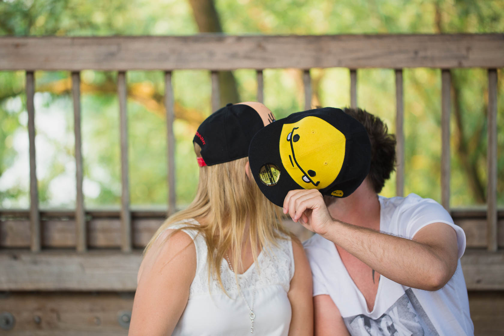 Paarfotoshooting mit Eileen und Christoph in Ketsch Basecap alte Rheinbrücke verdeckter Kuss