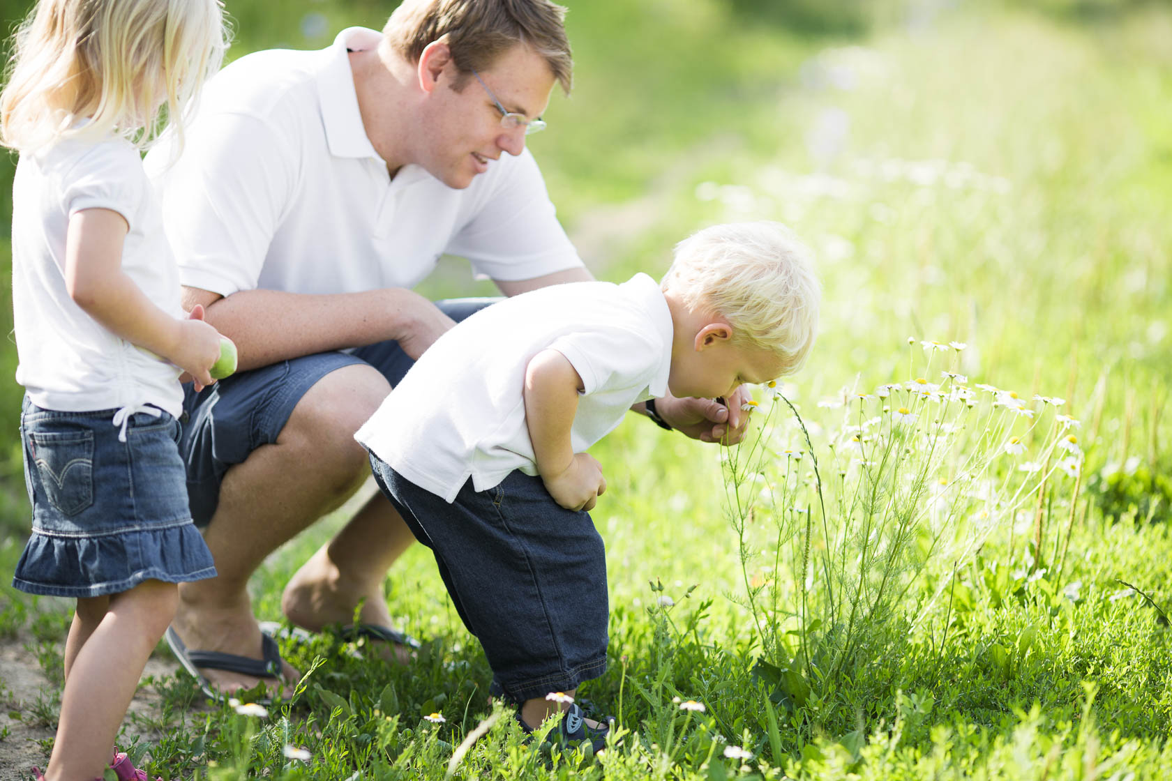 Familienfotos von Thea Philip Johannes Verena und Peter bei Speyer an Blumen riechen