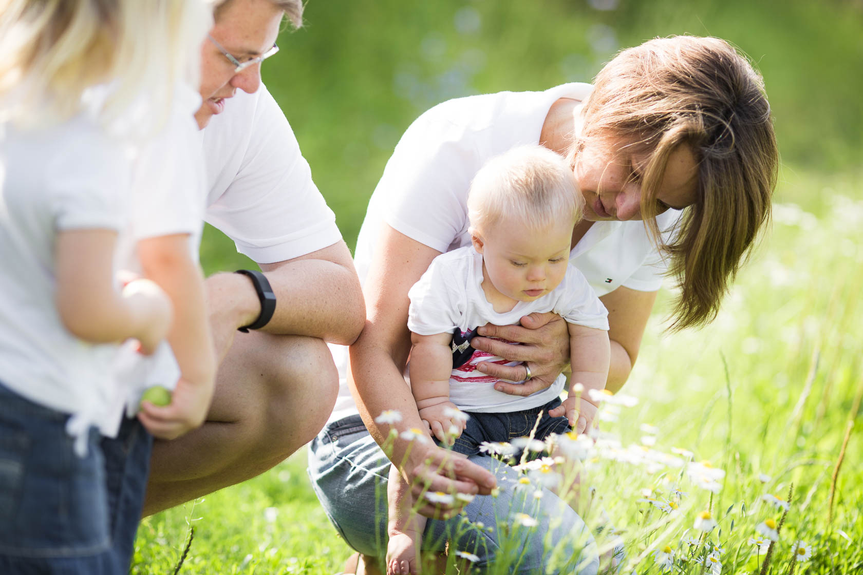 Familienfotos von Thea Philip Johannes Verena und Peter bei Speyer An Blumen riechen