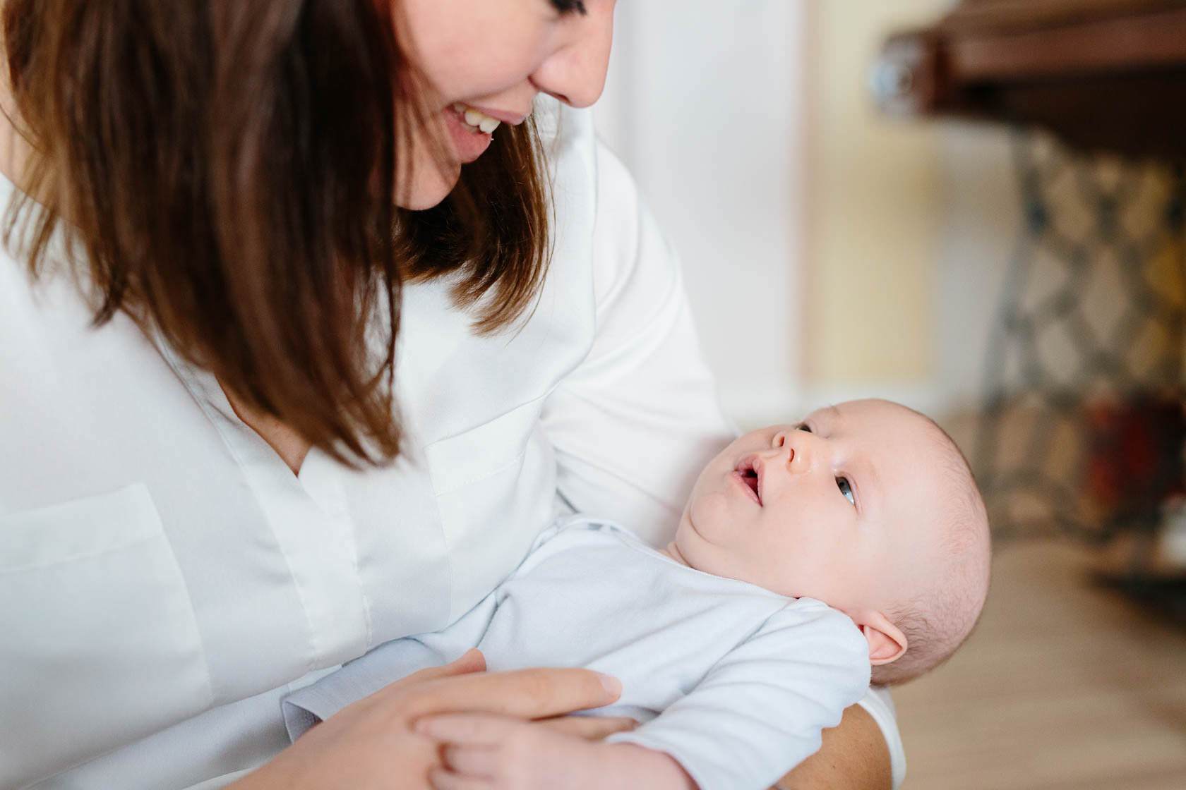 Entspannte Familienfotos zu Hause. Neugeborenen Fotos zu Hause