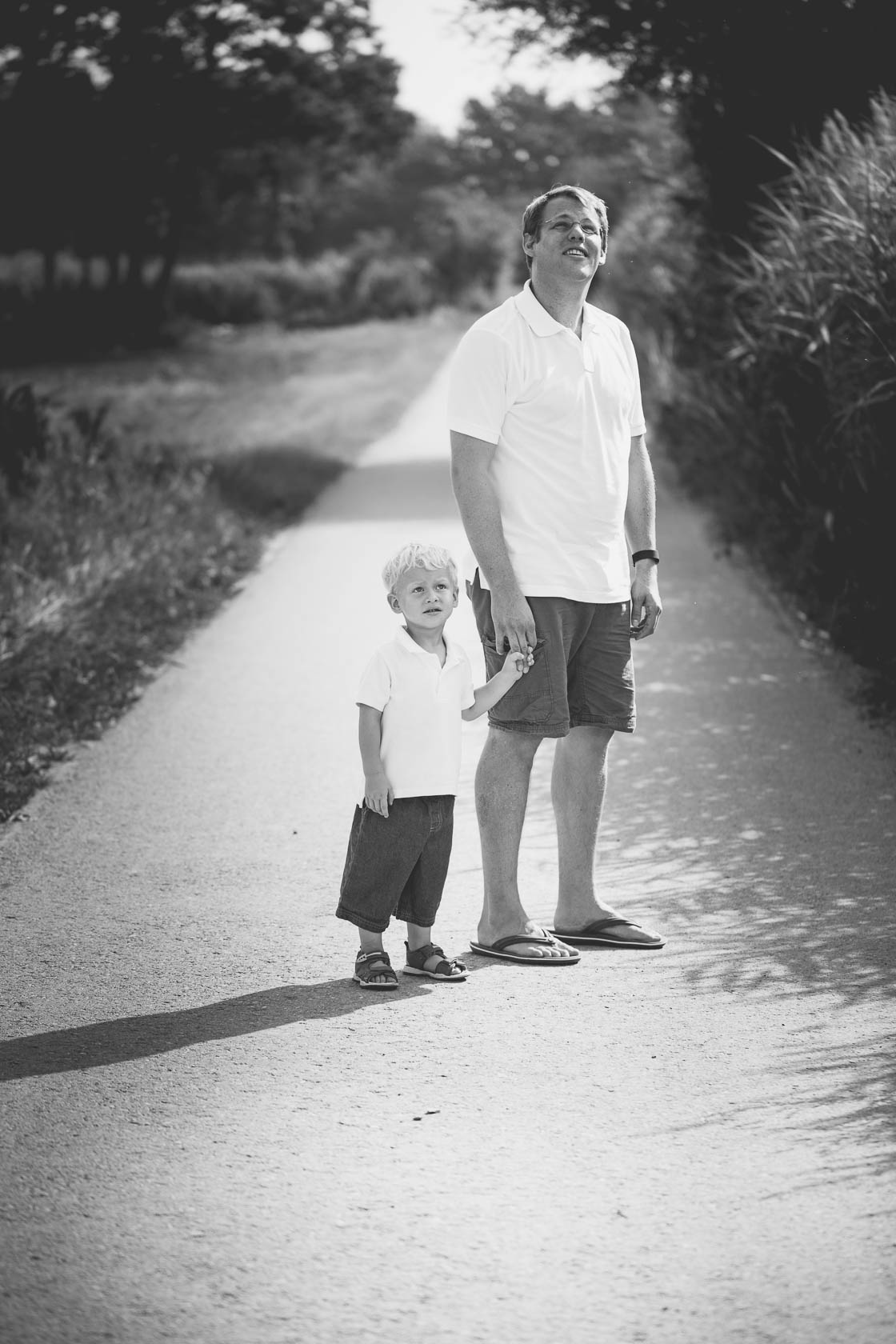 Familienfotos von Thea Philip Johannes Verena und Peter bei Speyer Vater und Sohne betrachten den Himmel