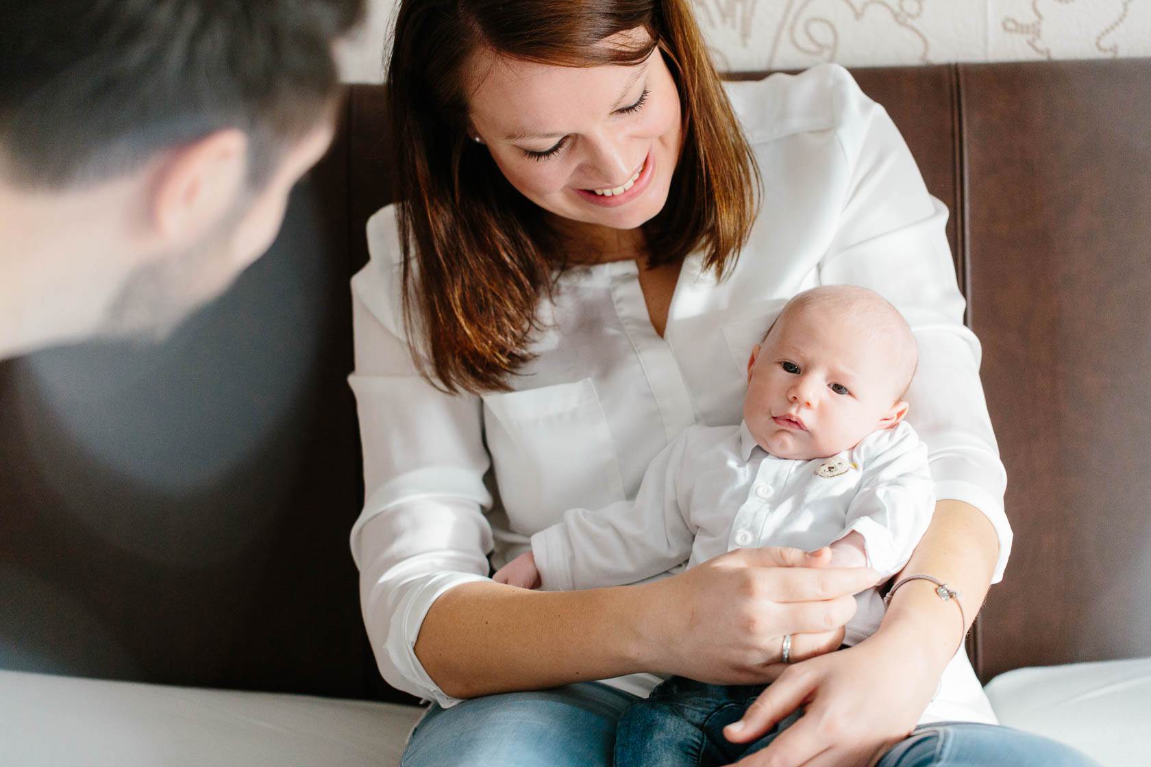 Entspannte Familienfotos zu Hause. Natürliche Familienfotos. Natzürliche Neugeborenen Fotos
