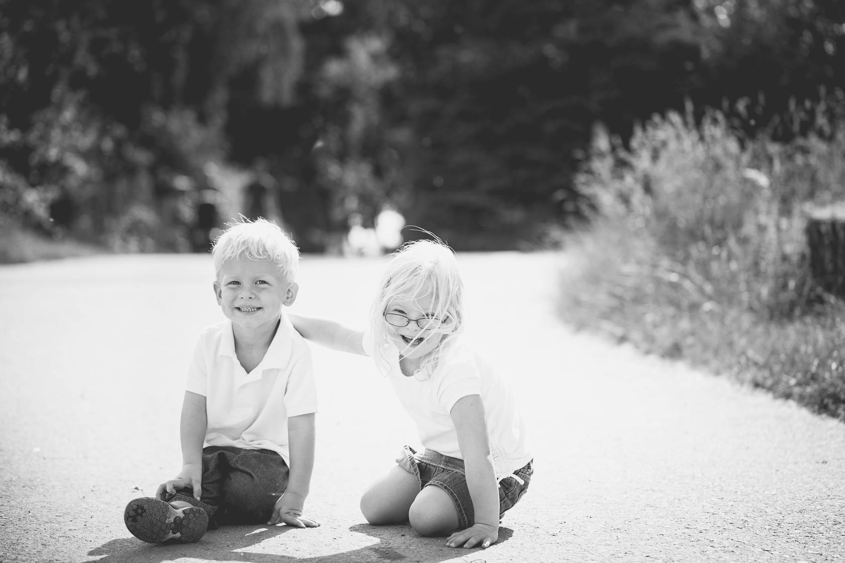 Familienfotos von Thea Philip Johannes Verena und Peter bei Speyer auf dem Boden sitzend