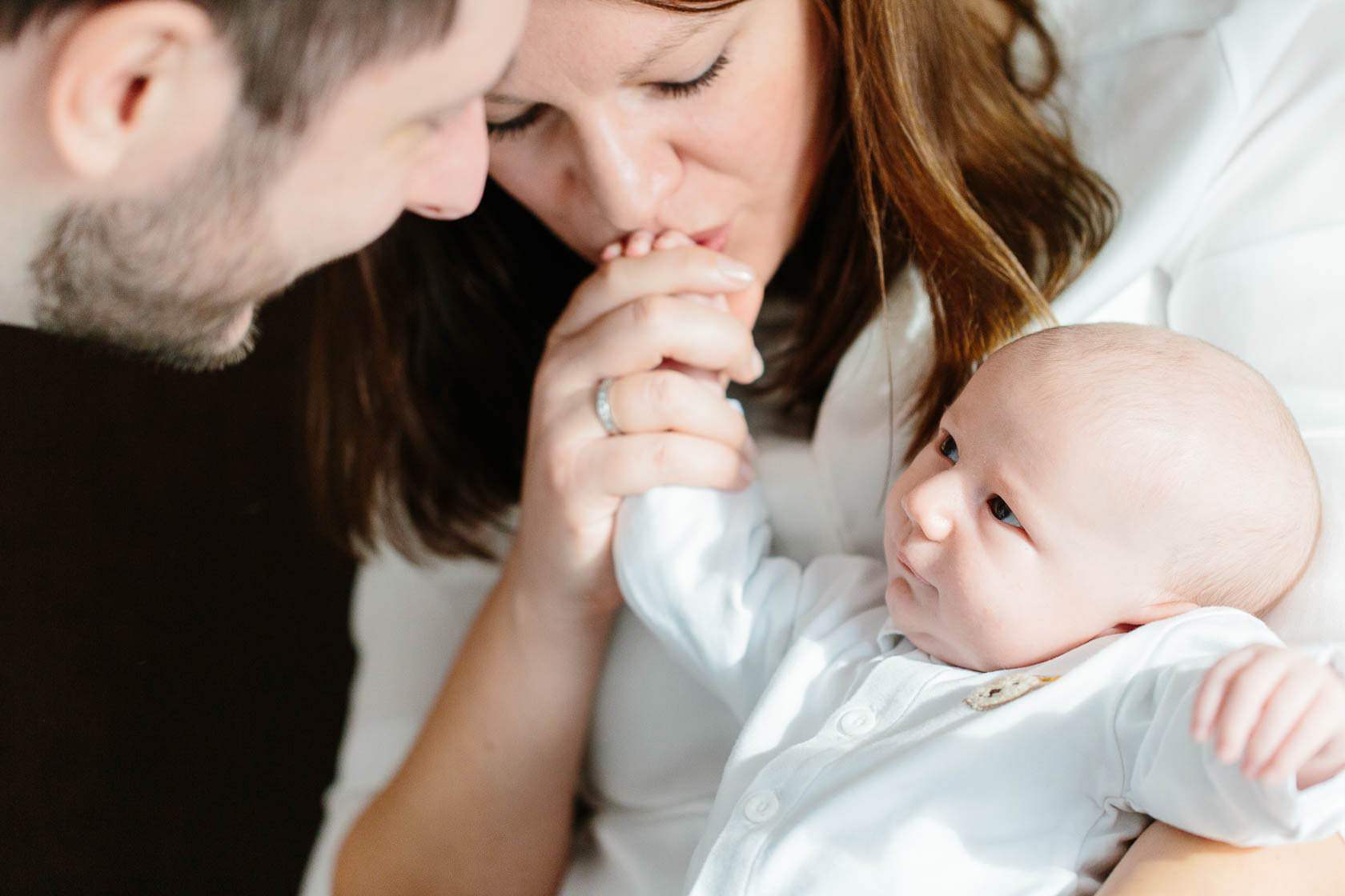 Entspannte Familienfotos zu Hause. Natürliche Familienfotos. Natzürliche Neugeborenen Fotos