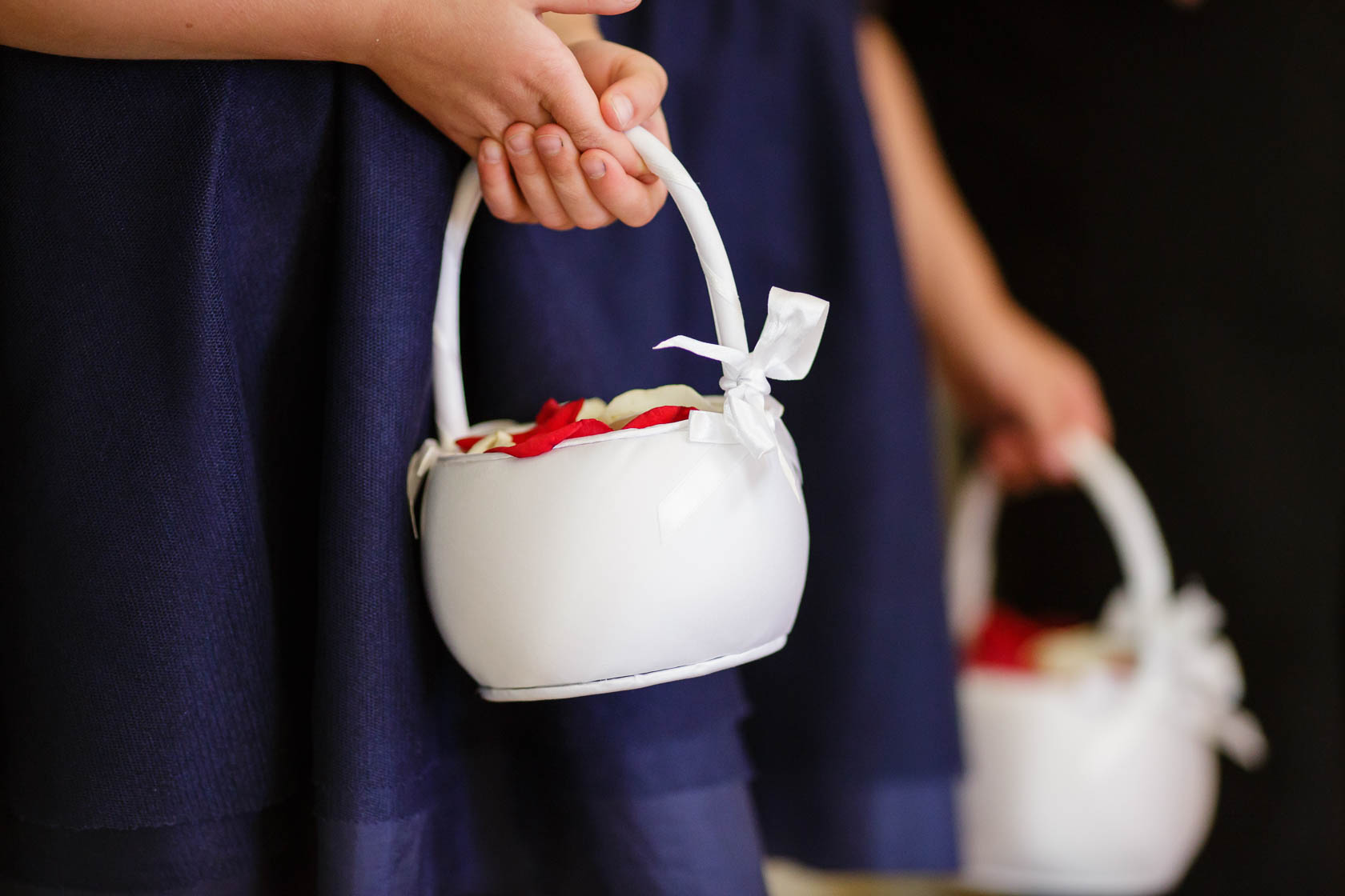 Trauung von Fabienne und Manuel in Wiesloch Blumenmädchen mit Blumenkörbchen