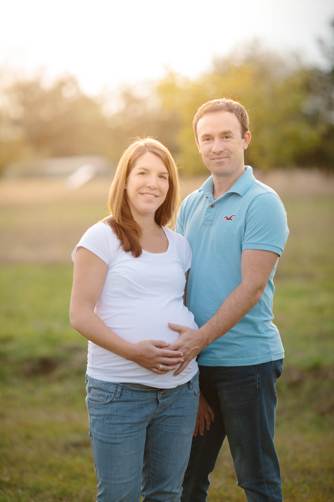 Entspanntes Paarshooting und Babybauch Shooting in der Natur bei Waghäusel. Paar im Sonnenuntergang.