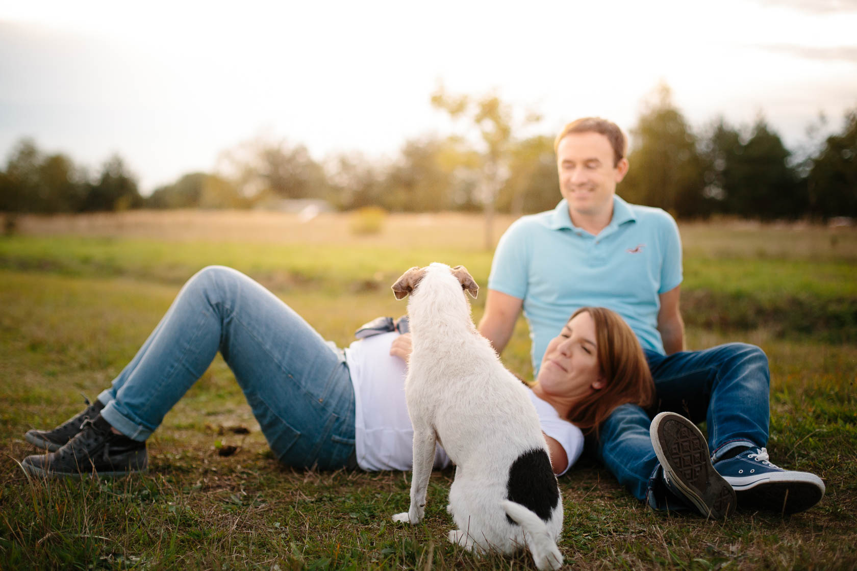 Entspanntes Paarshooting und Babybauch Shooting mit Hund im Sonnenuntergang
