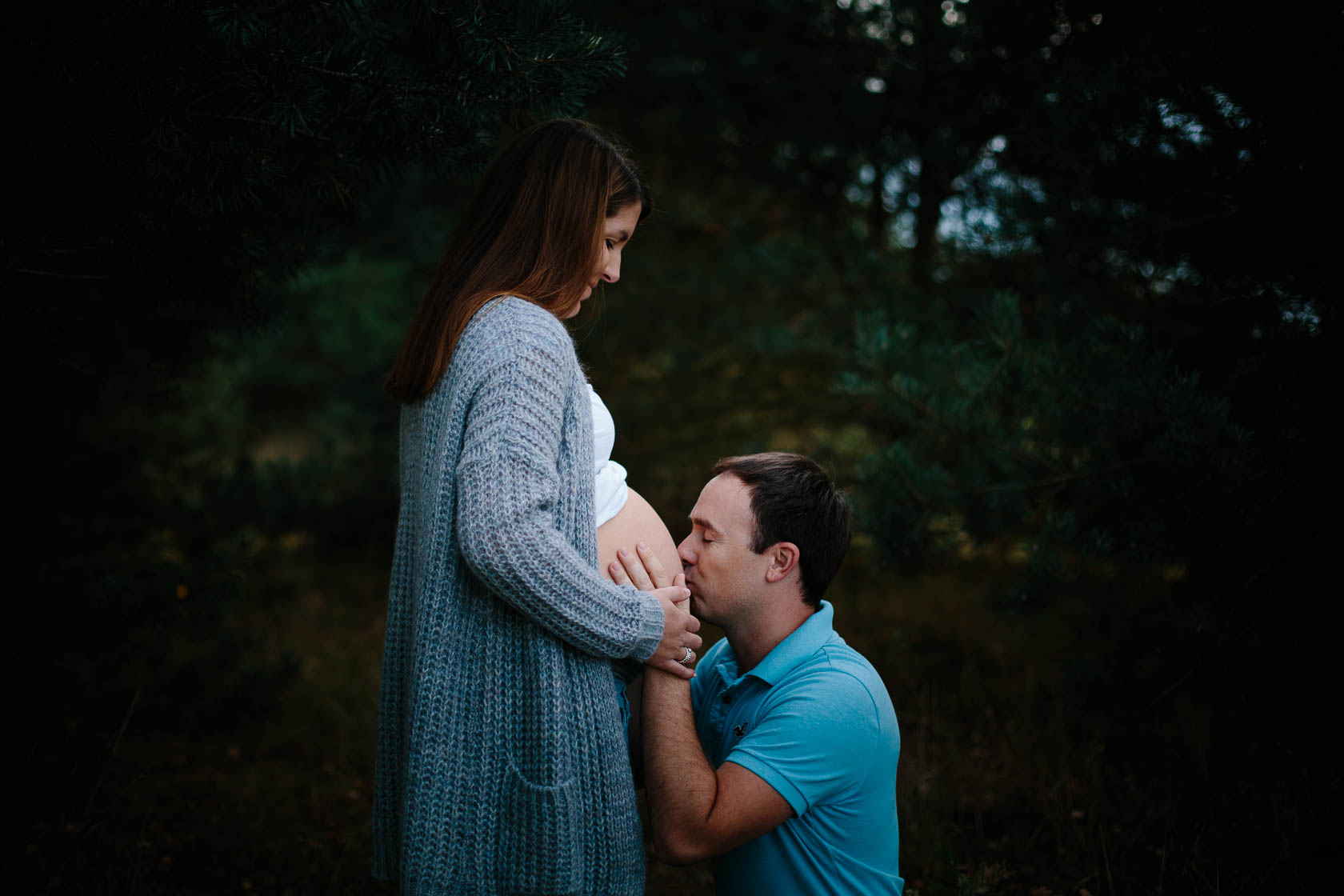 Entspanntes Paarshooting und Babybauch Shooting Babybauch küssen