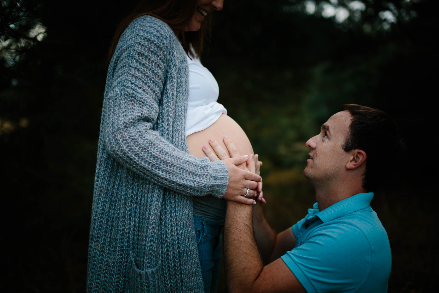 Entspanntes Paarshooting und Babybauch Shooting Babybauch küssen