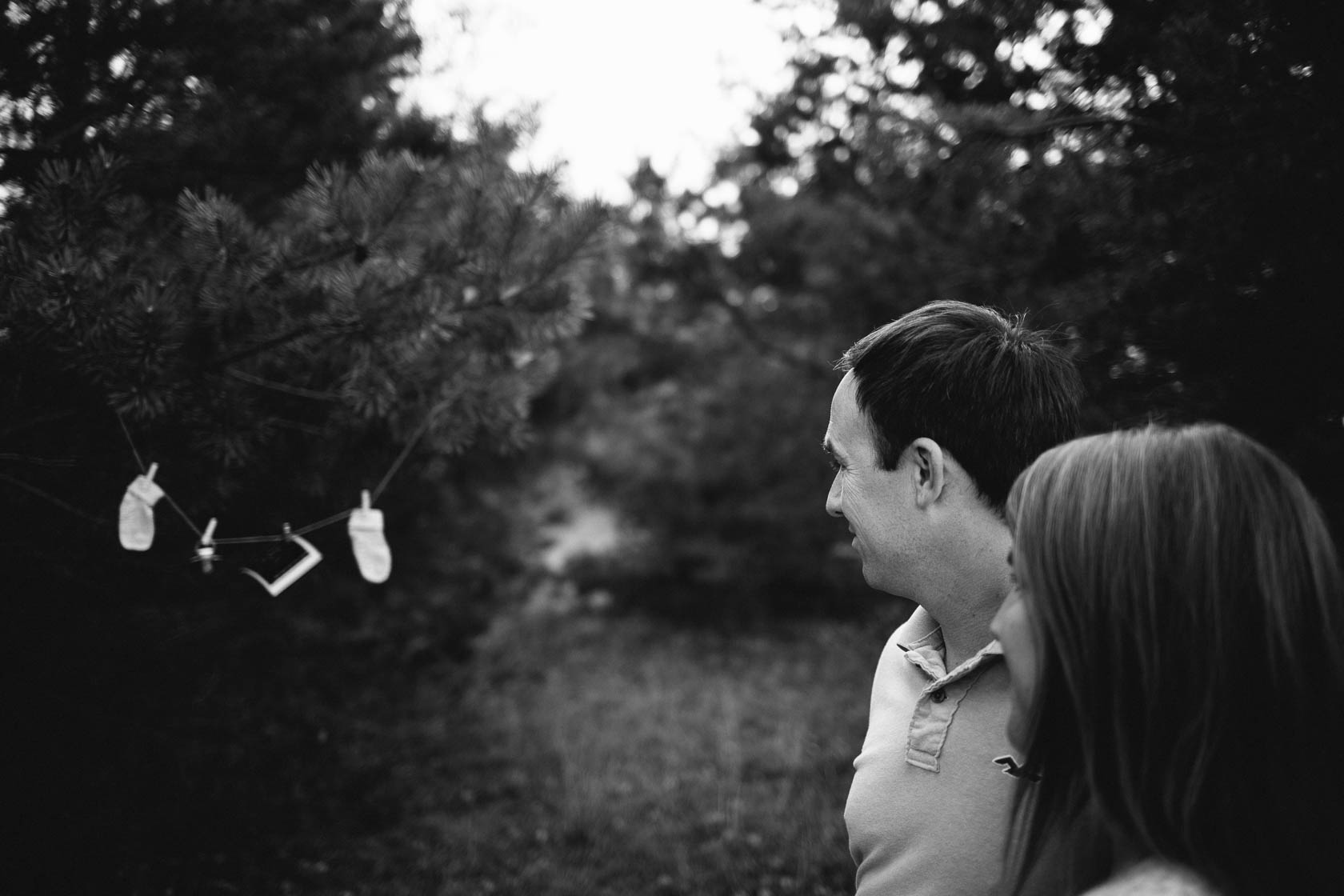 Entspanntes Paarshooting und Babybauch Shooting Kette mit kleinen Dingen