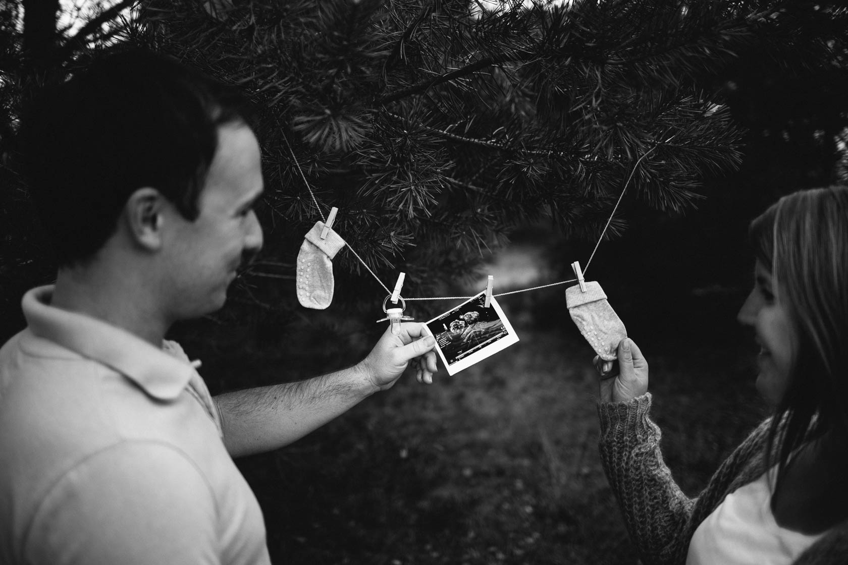 Entspanntes Paarshooting und Babybauch Shooting Kette mit kleinen Dingen