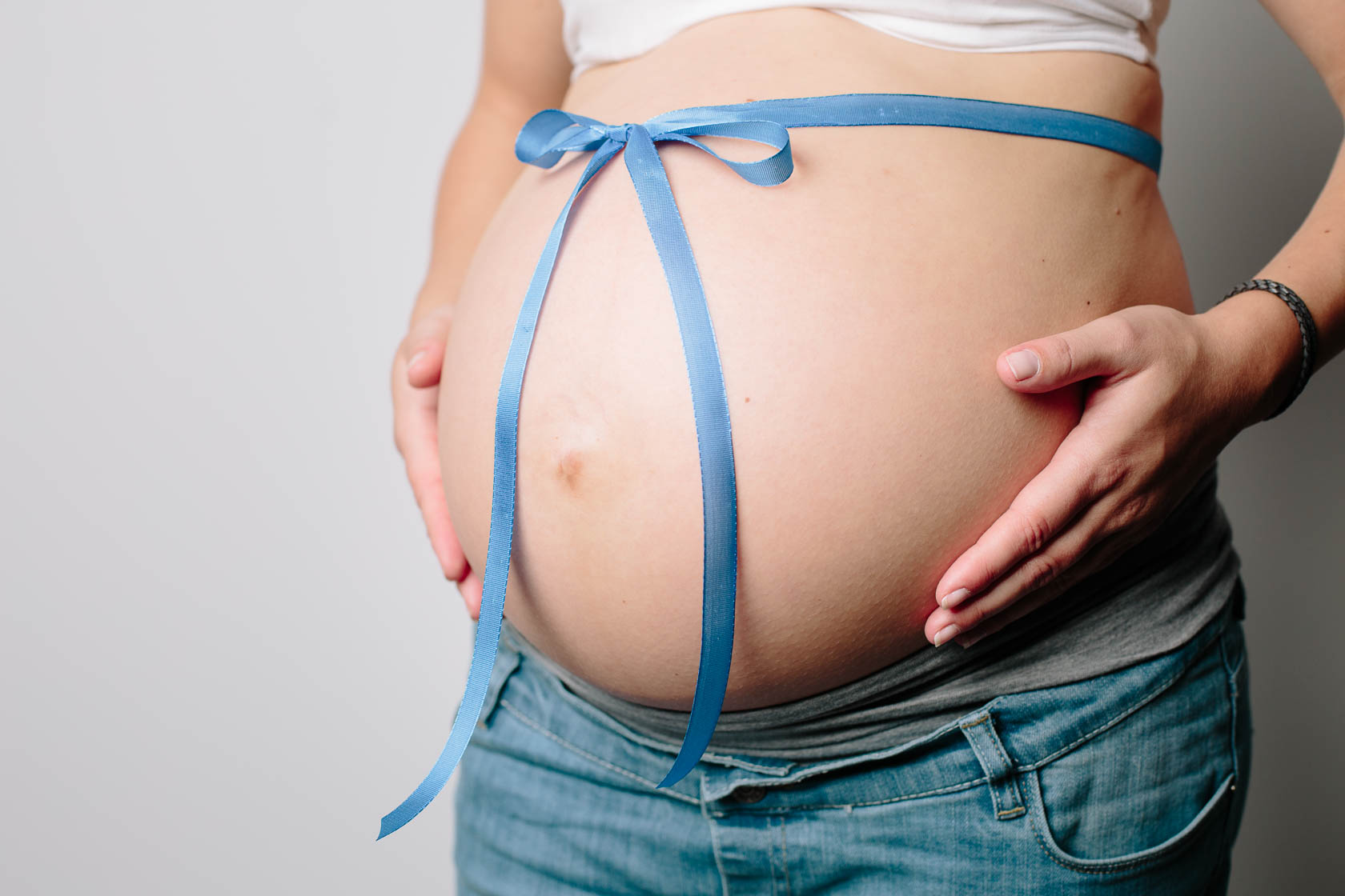 Babybauch Foto Hell mit Schleife