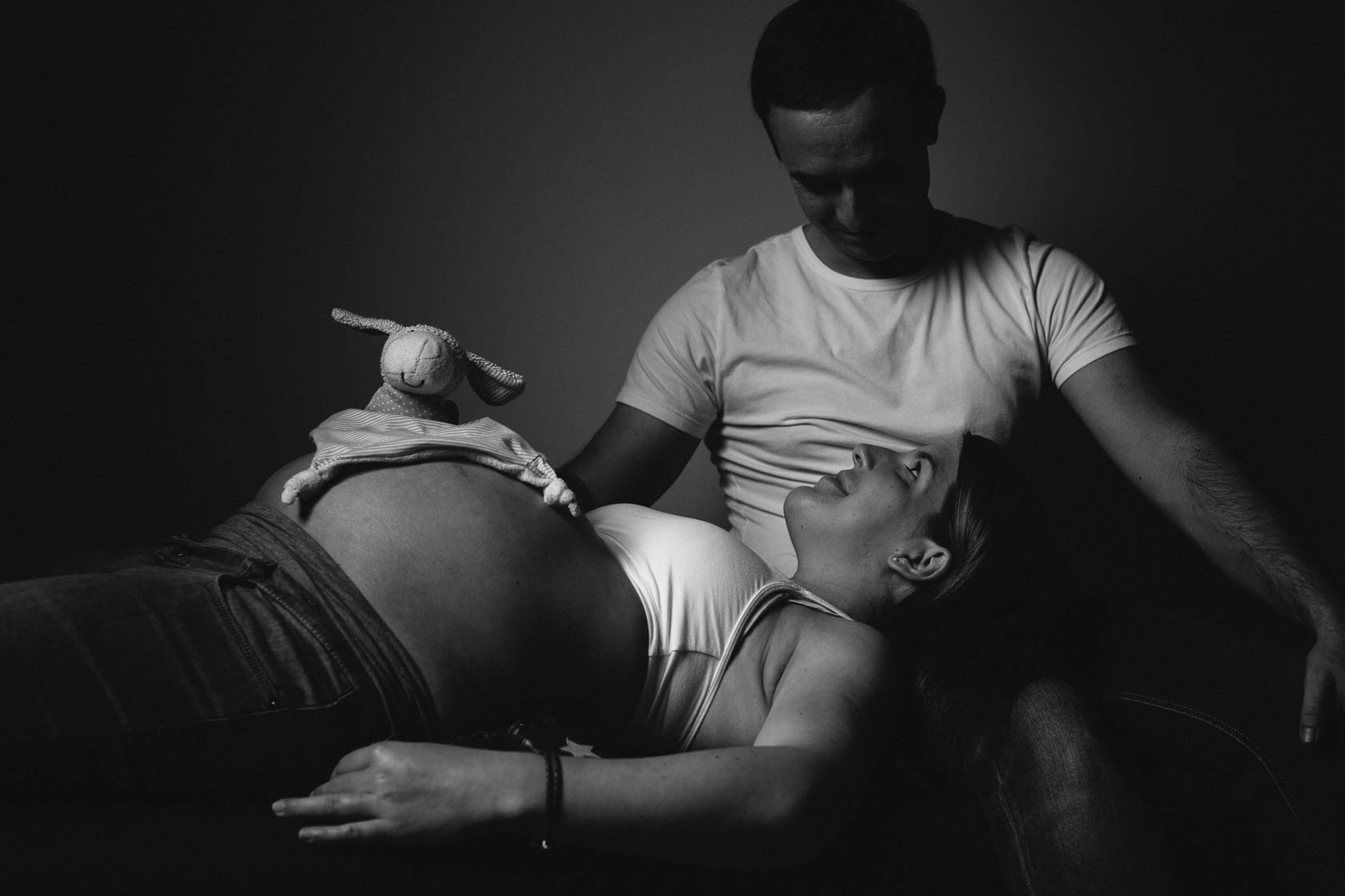 Lowkey Babybauchfotos in Schwarzweiss