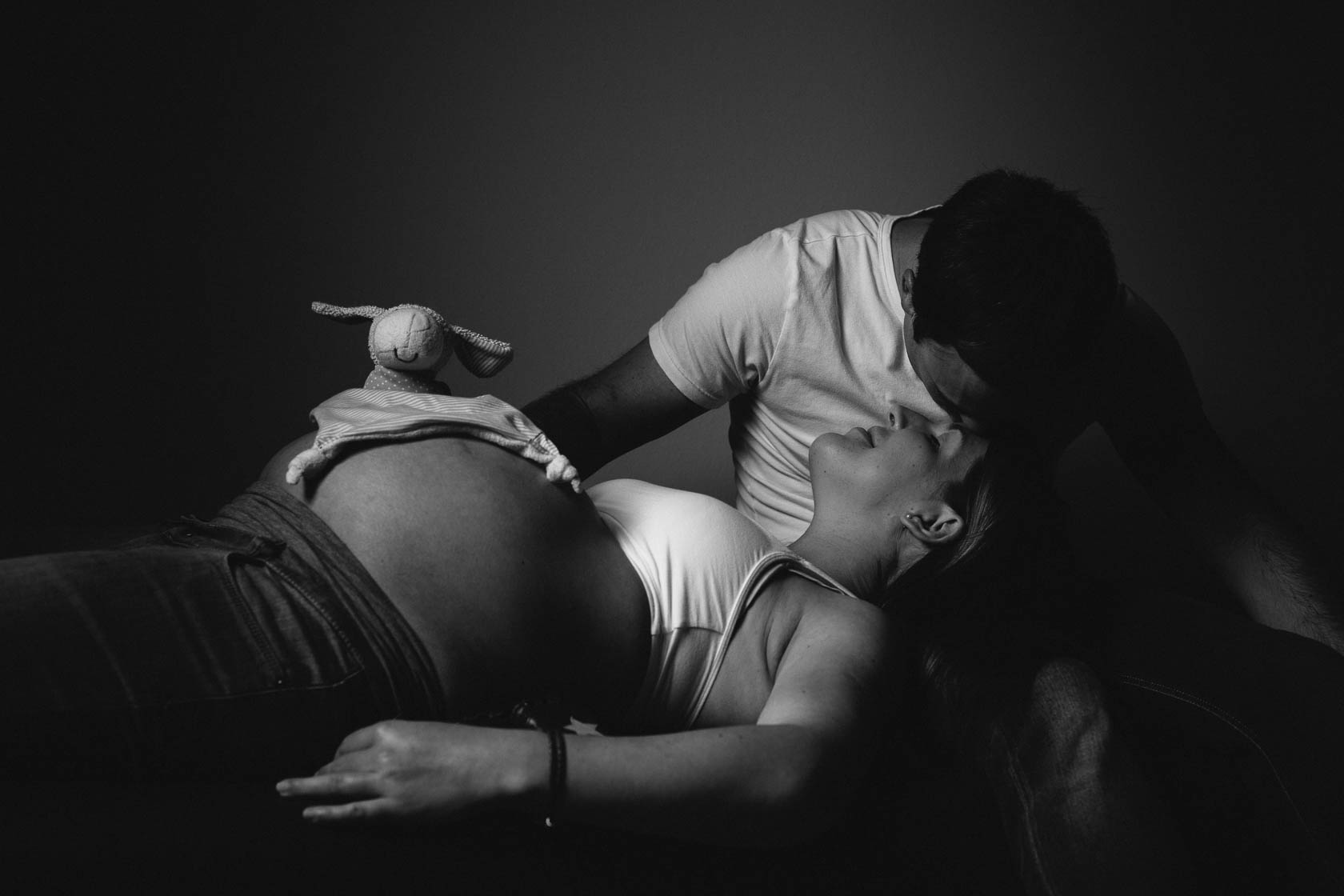 Lowkey Babybauchfotos in Schwarzweiss