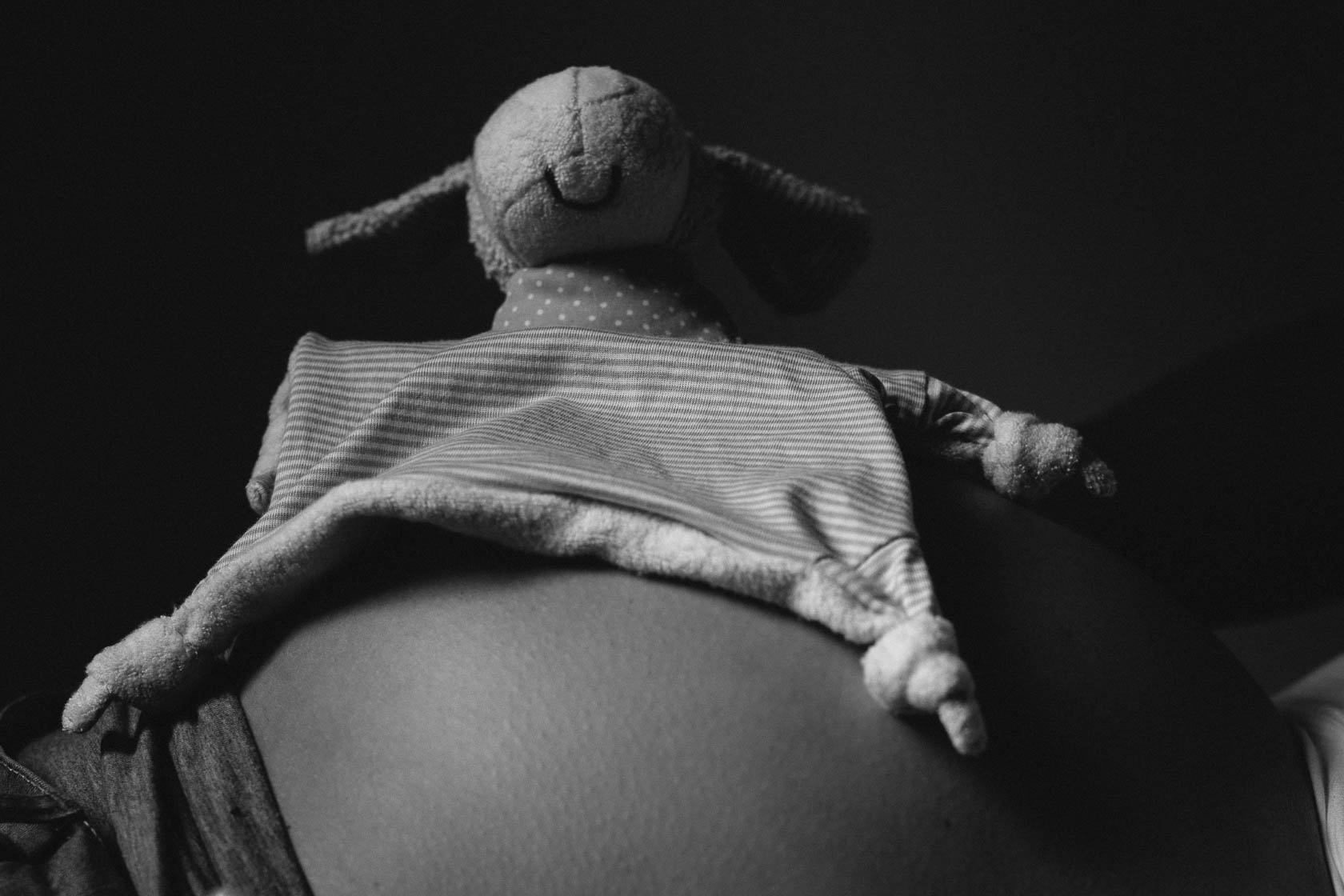 Lowkey Babybauchfotos in Schwarzweiss
