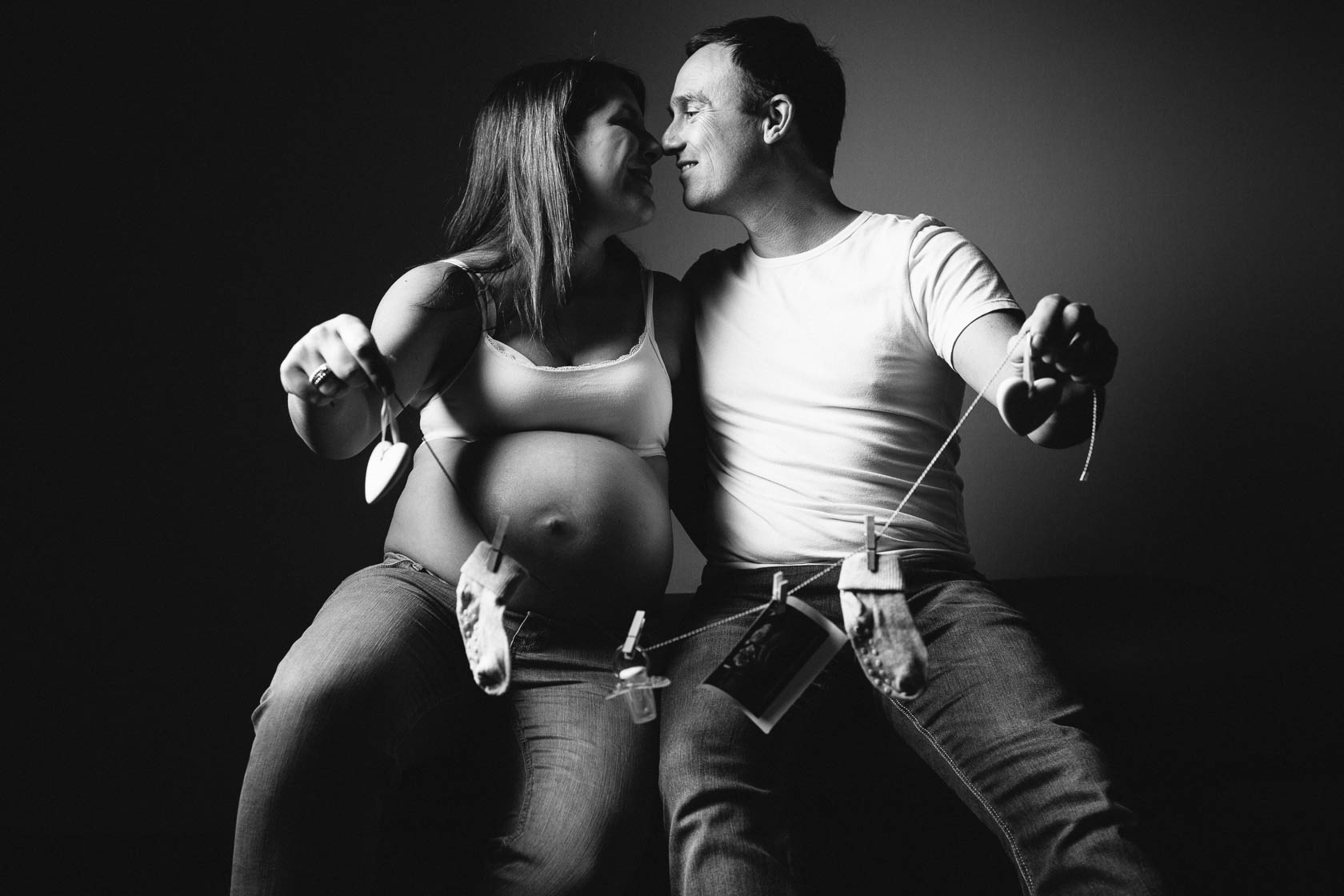 Lowkey Babybauchfotos in Schwarzweiss