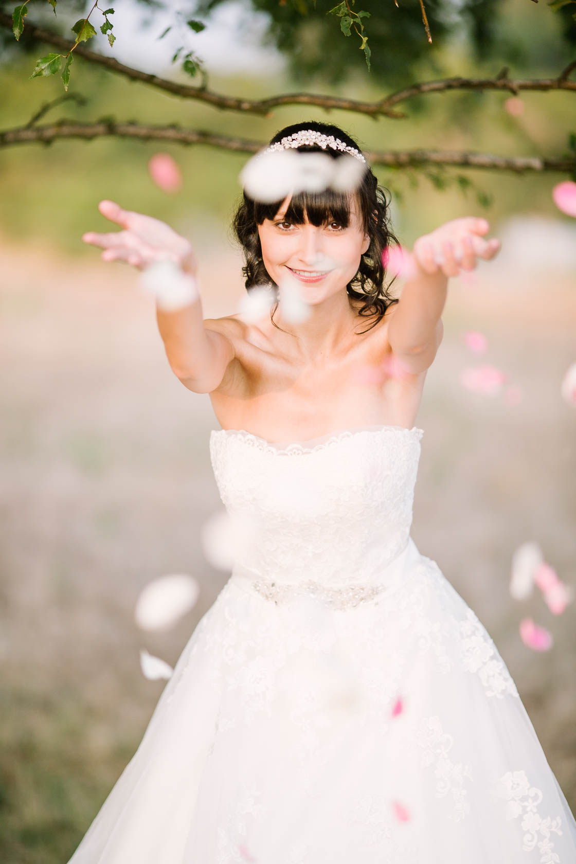 Styled Wedding Shoot Bridal Inspiration DIY und Pastell Brautportrait mit Rosenblättern