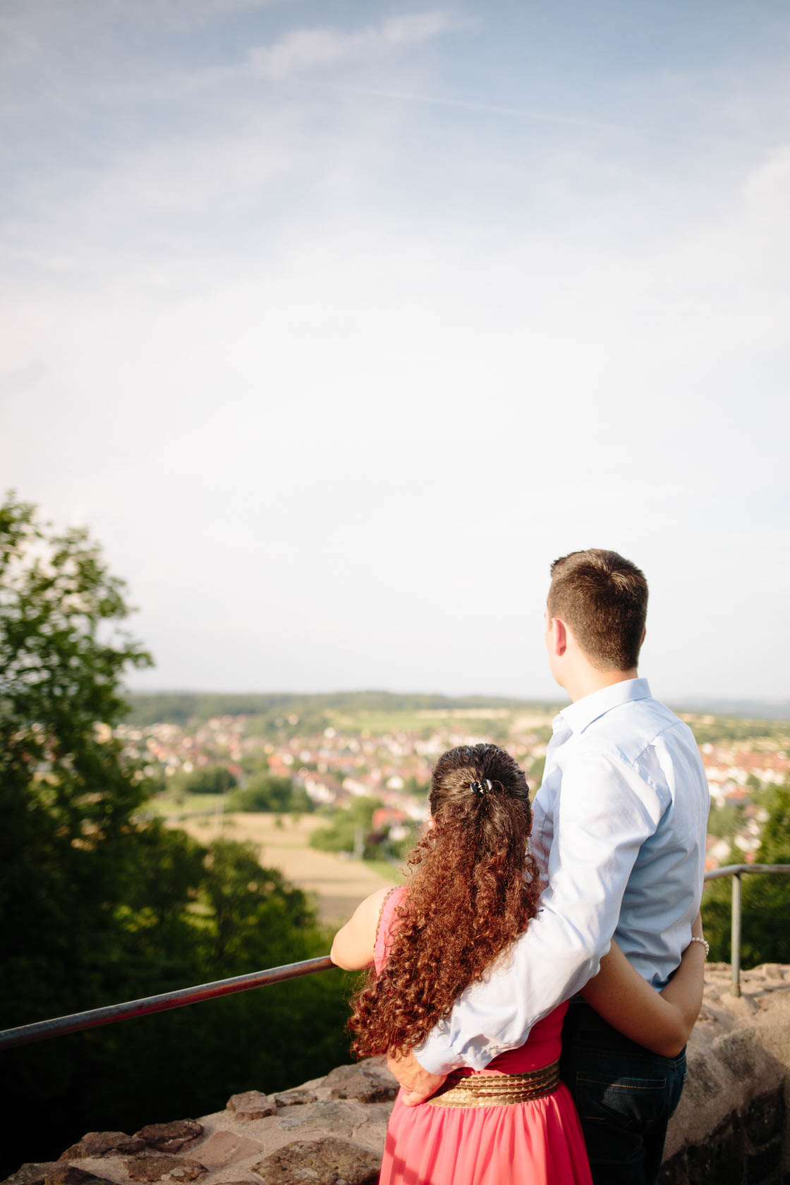 Engagement Fotoshooting von Laura und Viktor in Karlsbad Blick vom Turm der Barbara Kapelle