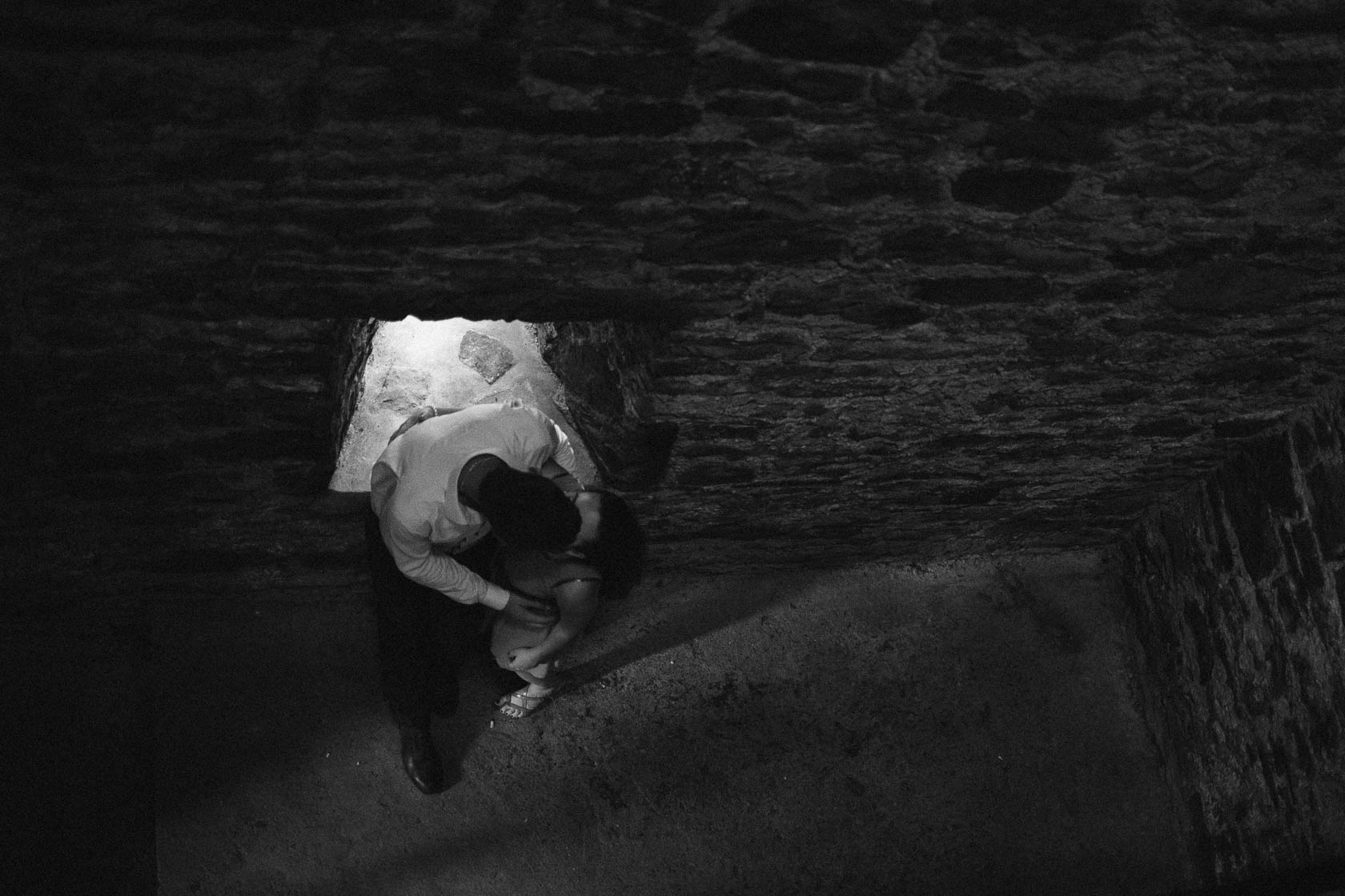 Engagement Fotoshooting von Laura und Viktor in Karlsbad in der Barbara Kapelle küssend von oben