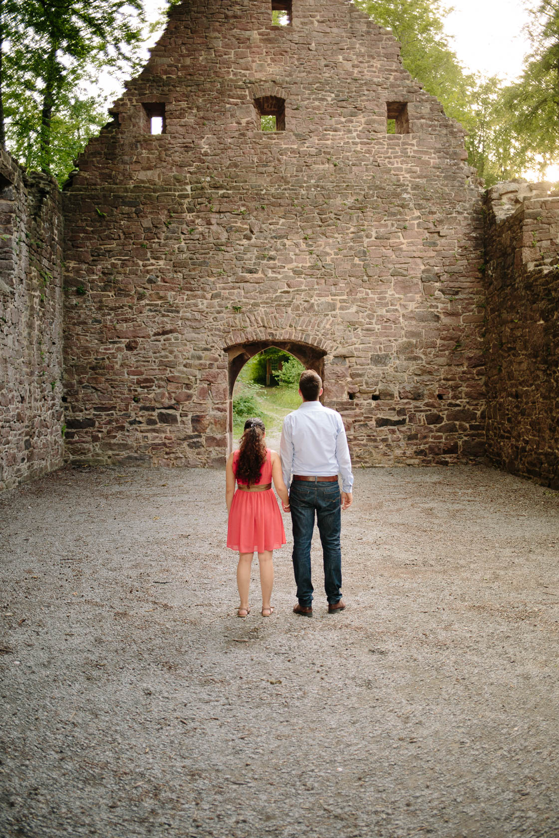 Engagement Fotoshooting von Laura und Viktor in Karlsbad in der Barbara Kapelle