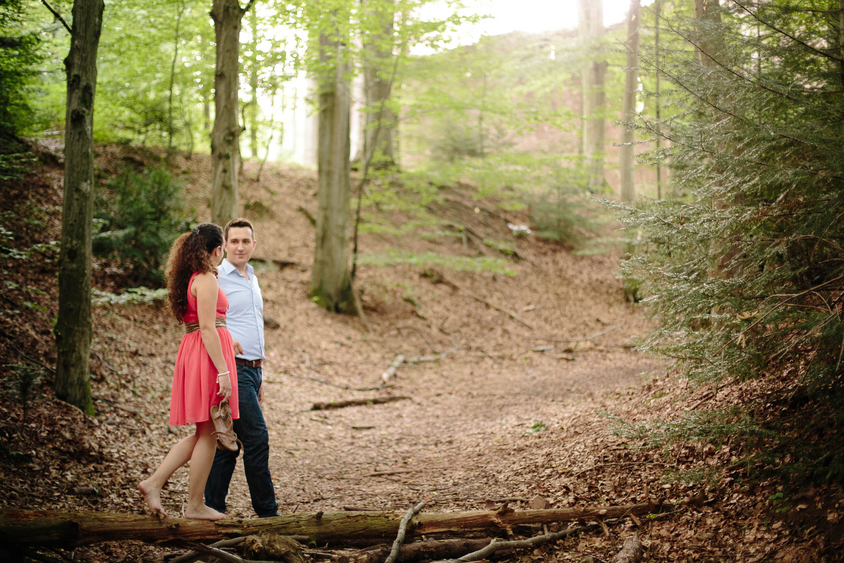 Engagement Fotoshooting von Laura und Viktor in Karlsbad im Wald balancierend Barbara Kapelle
