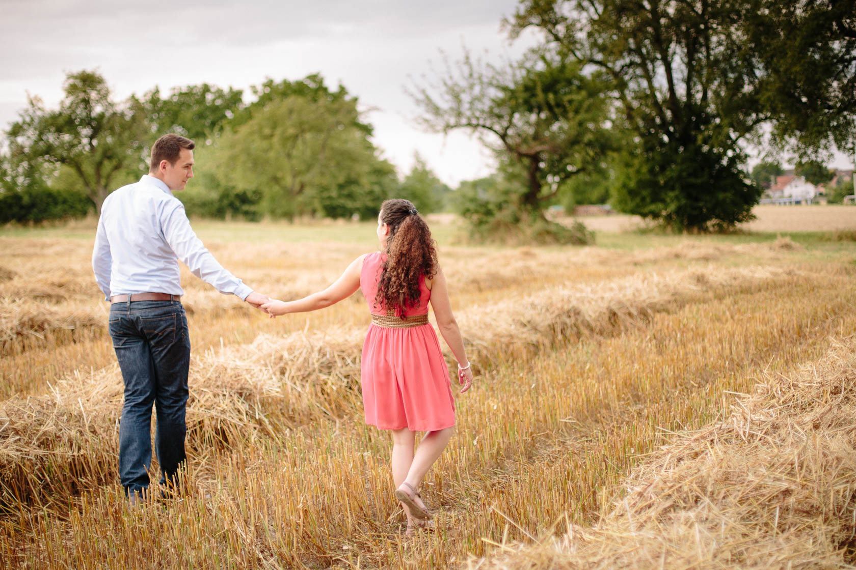 Engagement Fotoshooting von Laura und Viktor in Karlsbad gemähtest Kornfeld bei der Barbara Kapelle 