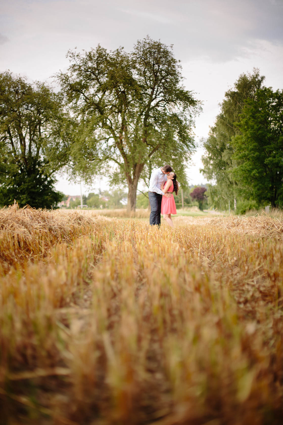 Engagement Fotoshooting von Laura und Viktor in Karlsbad Küssend im gemähten Kornfeld