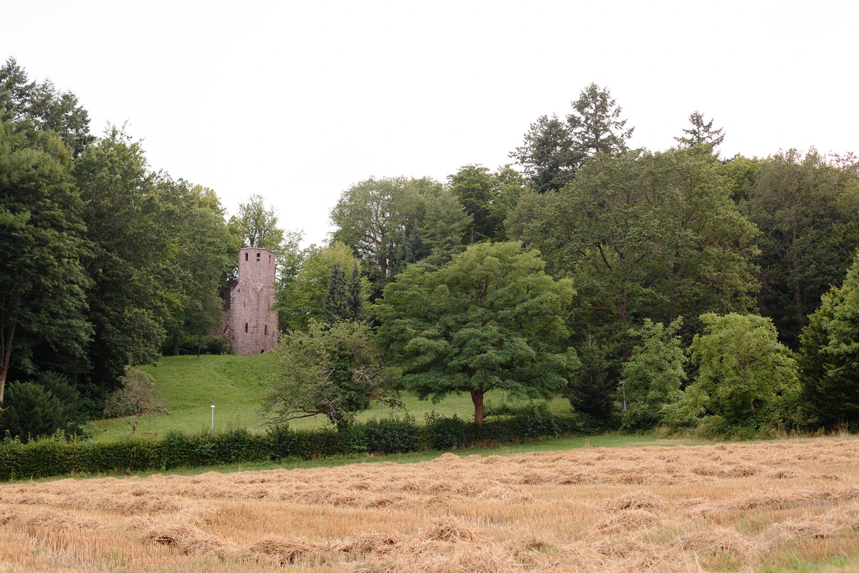 Engagement Fotoshooting von Laura und Viktor in Karlsbad Barbara Kapelle