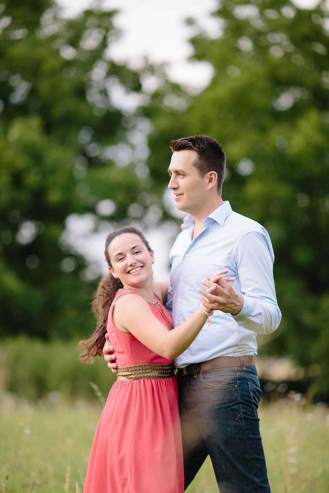 Engagement Fotoshooting von Laura und Viktor in Karlsbad Paarfoto tanzen tanzend