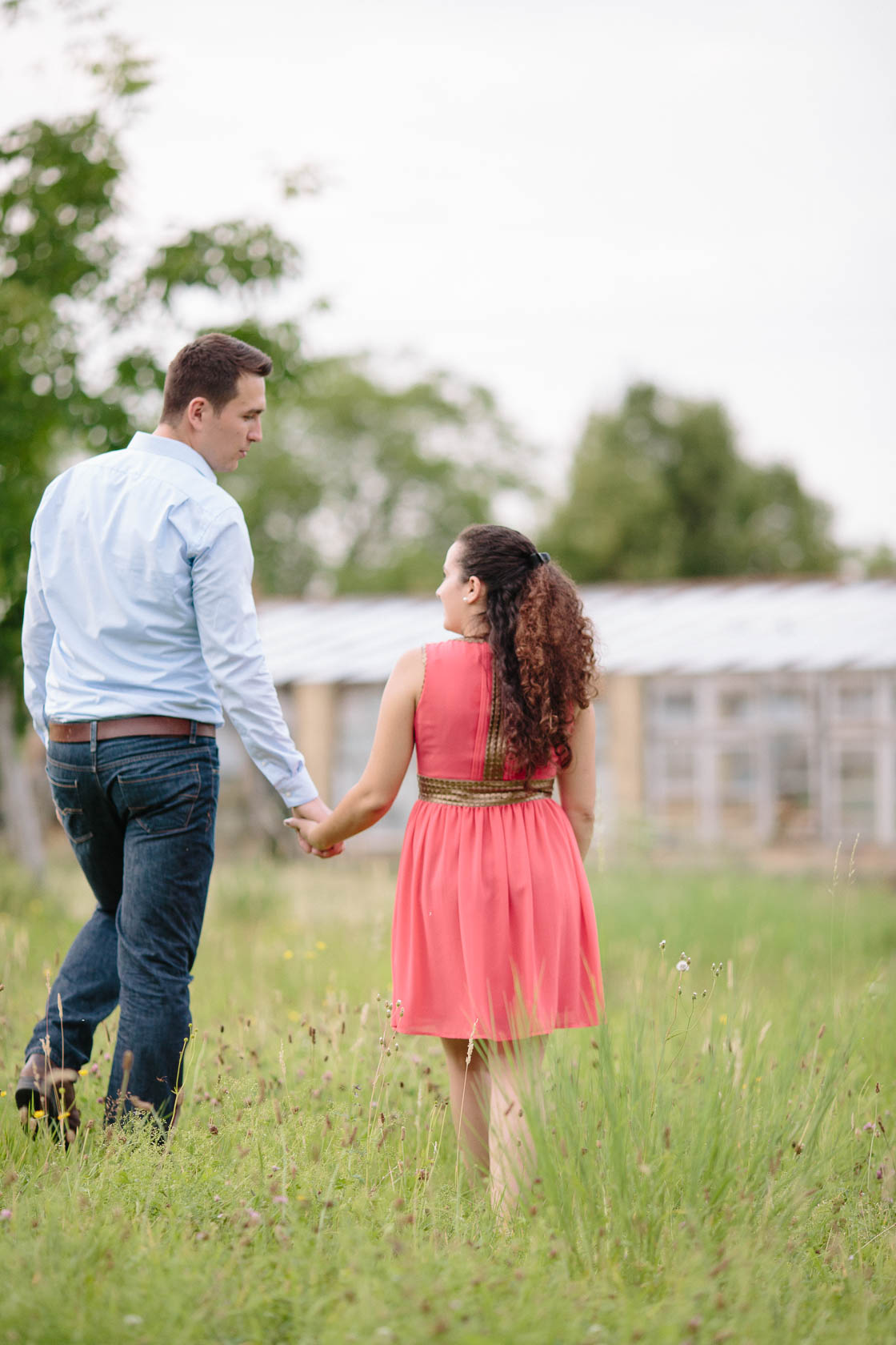 Engagement Fotoshooting von Laura und Viktor in Karlsbad Paarfoto Hand in Hand