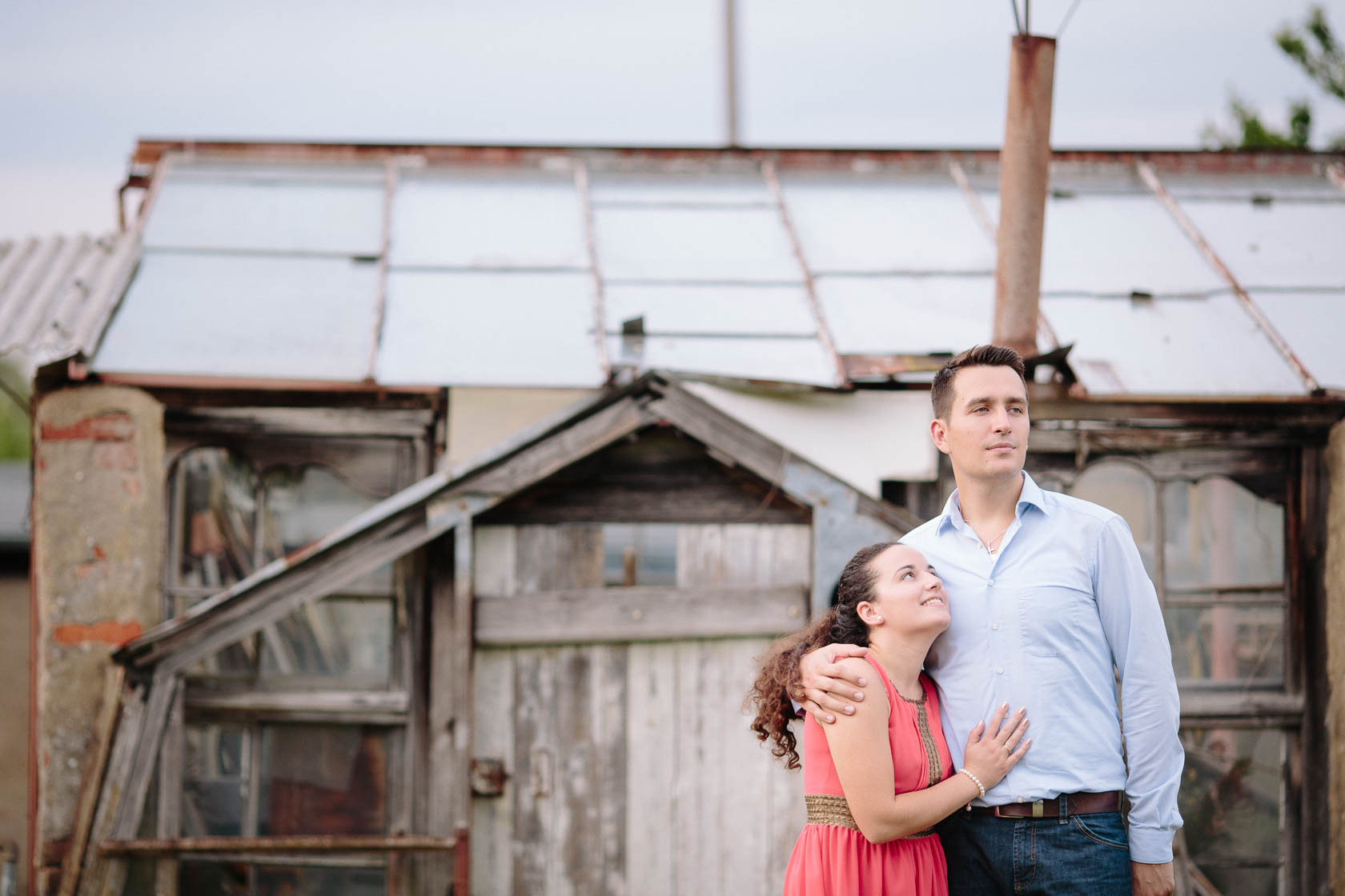 Engagement Fotoshooting von Laura und Viktor in Karlsbad Paarfoto vor altem Gewächshaus