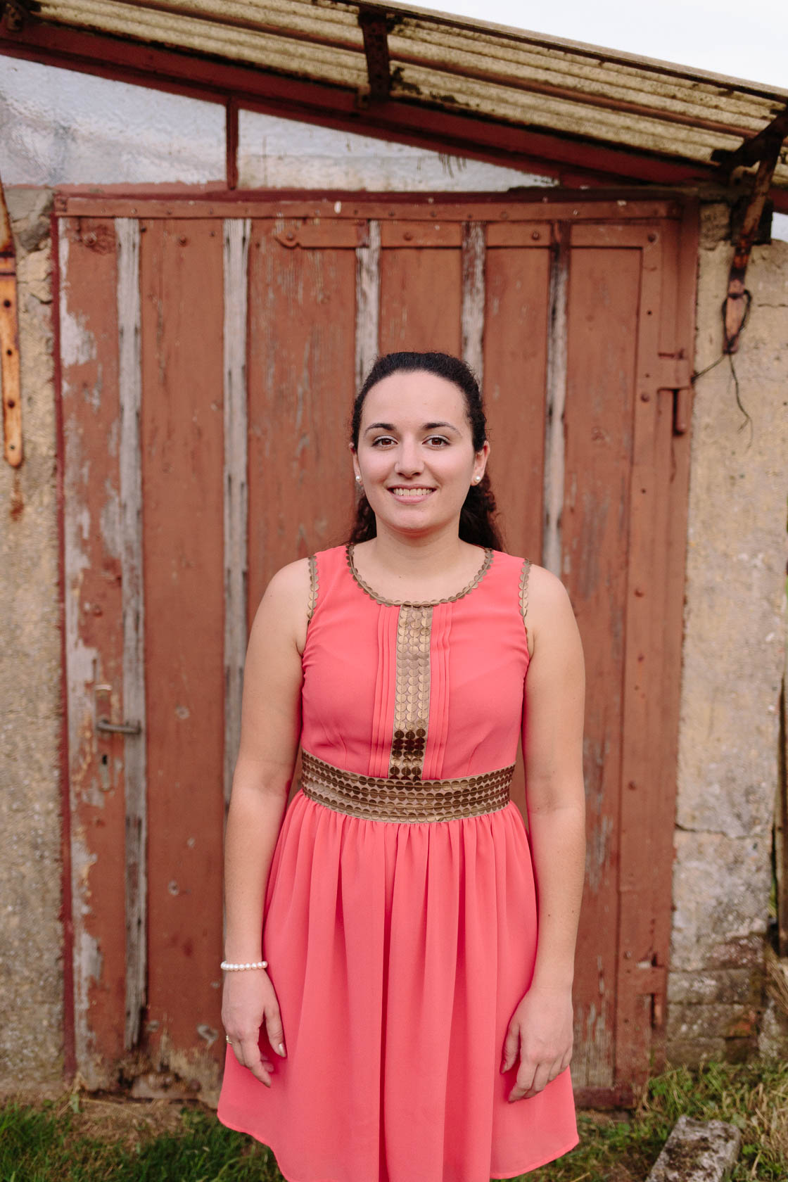 Engagement Fotoshooting von Laura und Viktor in Karlsbad einzelportrait Frau vor Holztür