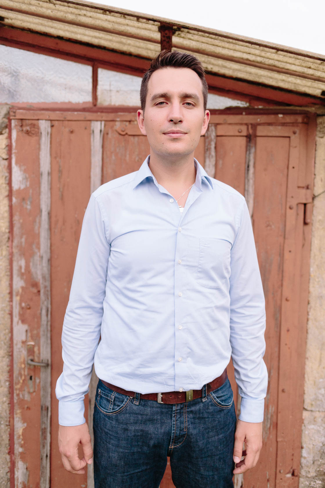 Engagement Fotoshooting von Laura und Viktor in Karlsbad Einzelportrait Mann vor Holztür