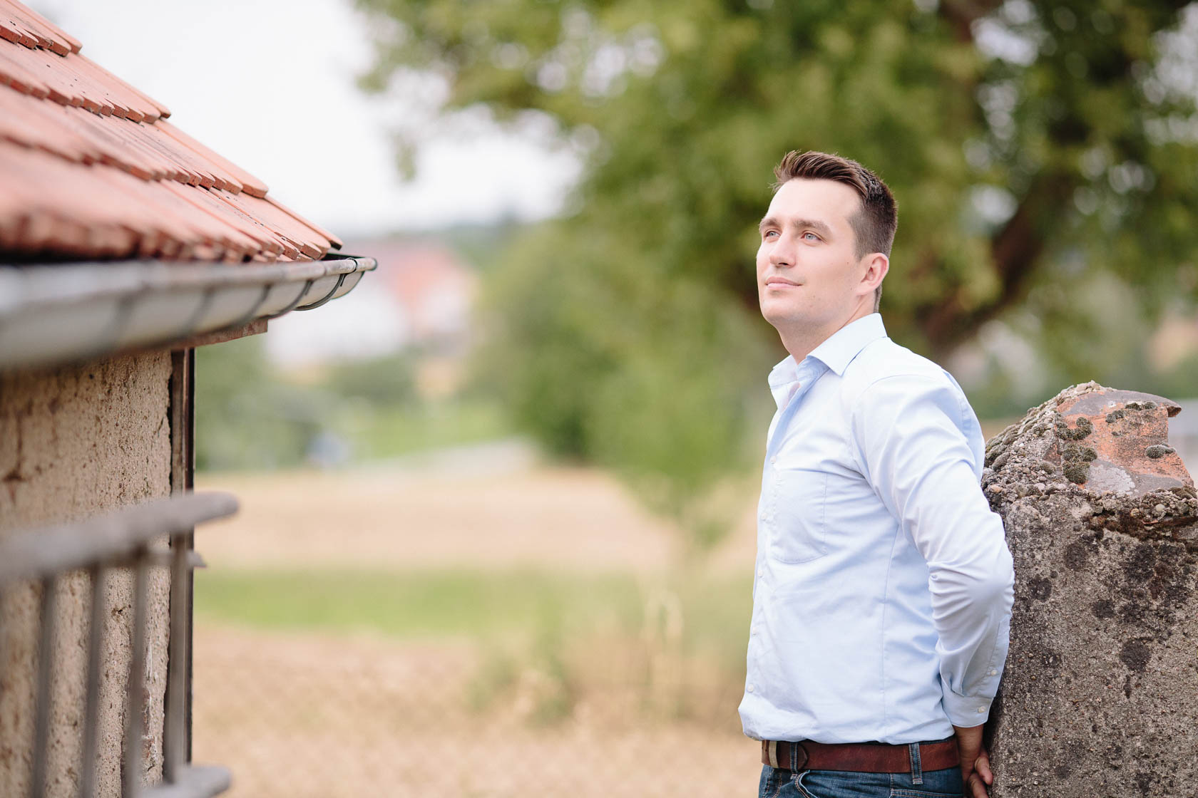 Engagement Fotoshooting von Laura und Viktor in Karlsbad Einzelportrait Mann