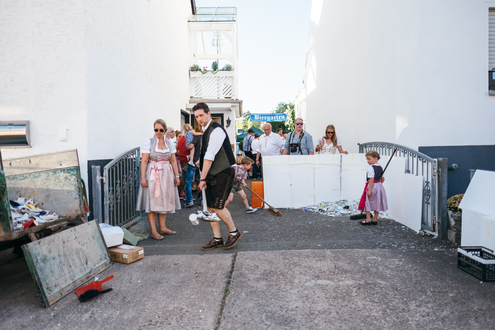 Bayrischer Polterabend in Norheim an der Nahe Alex und Jasmin Zerbrochenes Geschirr Scherben bringen Glück Hochzeit Wedding