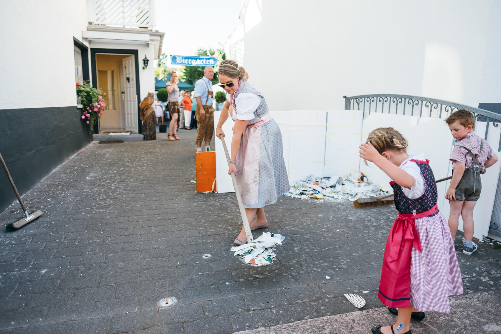 Bayrischer Polterabend in Norheim an der Nahe Alex und Jasmin Zerbrochenes Geschirr Scherben bringen Glück Hochzeit Wedding