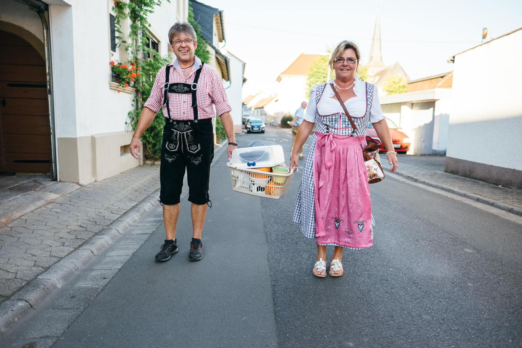 Bayrischer Polterabend in Norheim an der Nahe Alex und Jasmin Zerbrochenes Geschirr Scherben bringen Glück Hochzeit Wedding