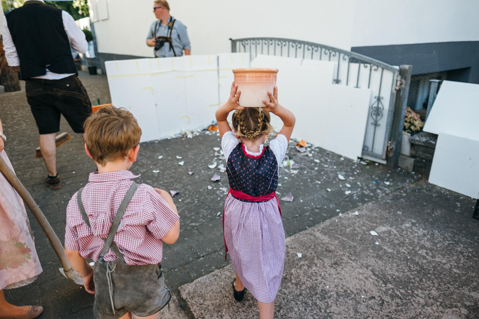 Bayrischer Polterabend in Norheim an der Nahe Alex und Jasmin Zerbrochenes Geschirr Scherben bringen Glück Hochzeit Wedding
