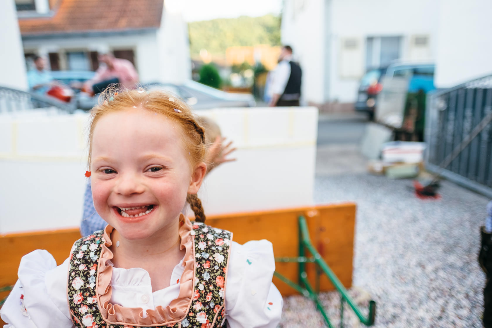 Bayrischer Polterabend in Norheim an der Nahe Alex und Jasmin Konfettikanone Hochzeit Konfetti Spaß Freude