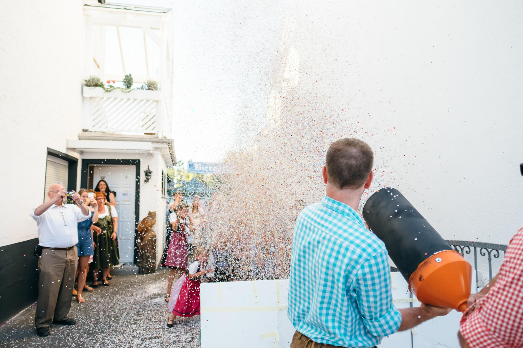 Bayrischer Polterabend in Norheim an der Nahe Alex und Jasmin Konfettikanone Hochzeit Konfetti Spaß Freude