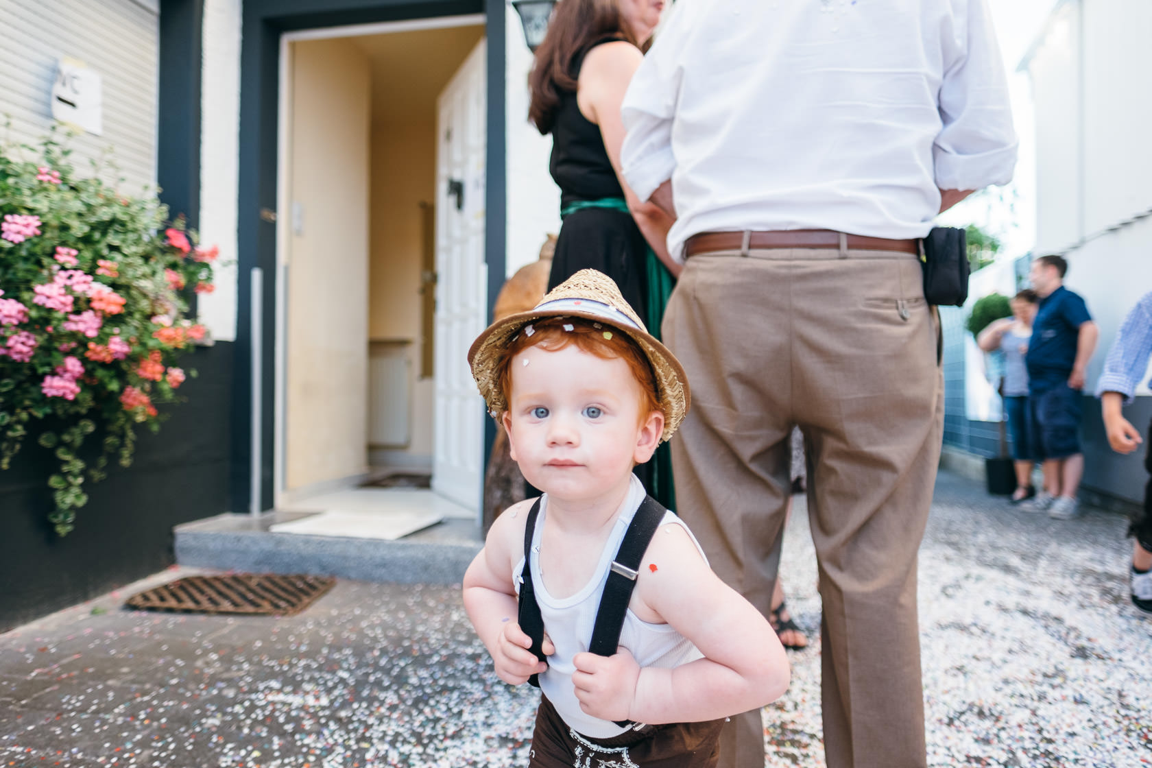 Bayrischer Polterabend in Norheim an der Nahe Alex und Jasmin Konfettikanone Hochzeit Konfetti Spaß Freude