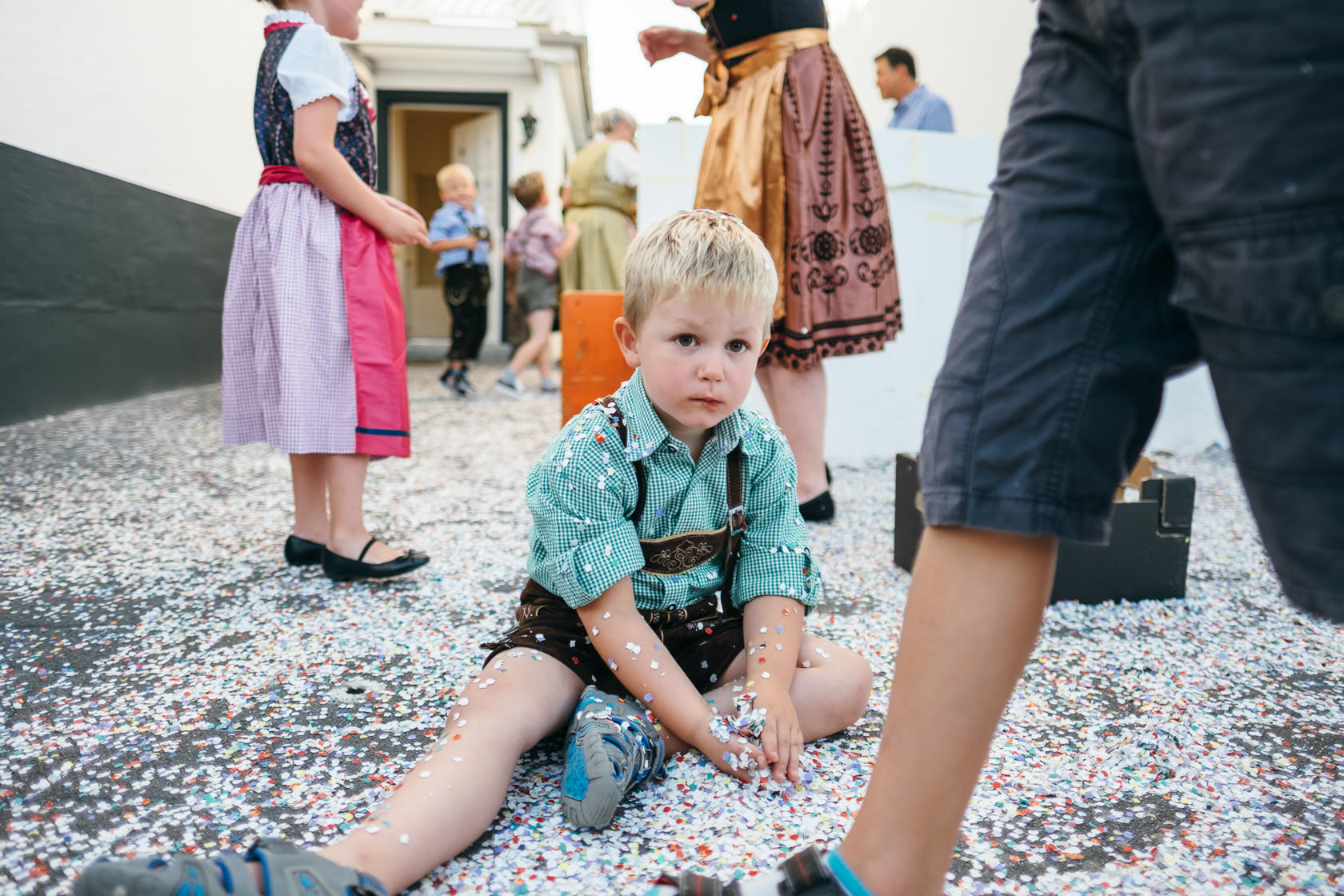 Bayrischer Polterabend in Norheim an der Nahe Alex und Jasmin Konfettikanone Hochzeit Konfetti Spaß Freude