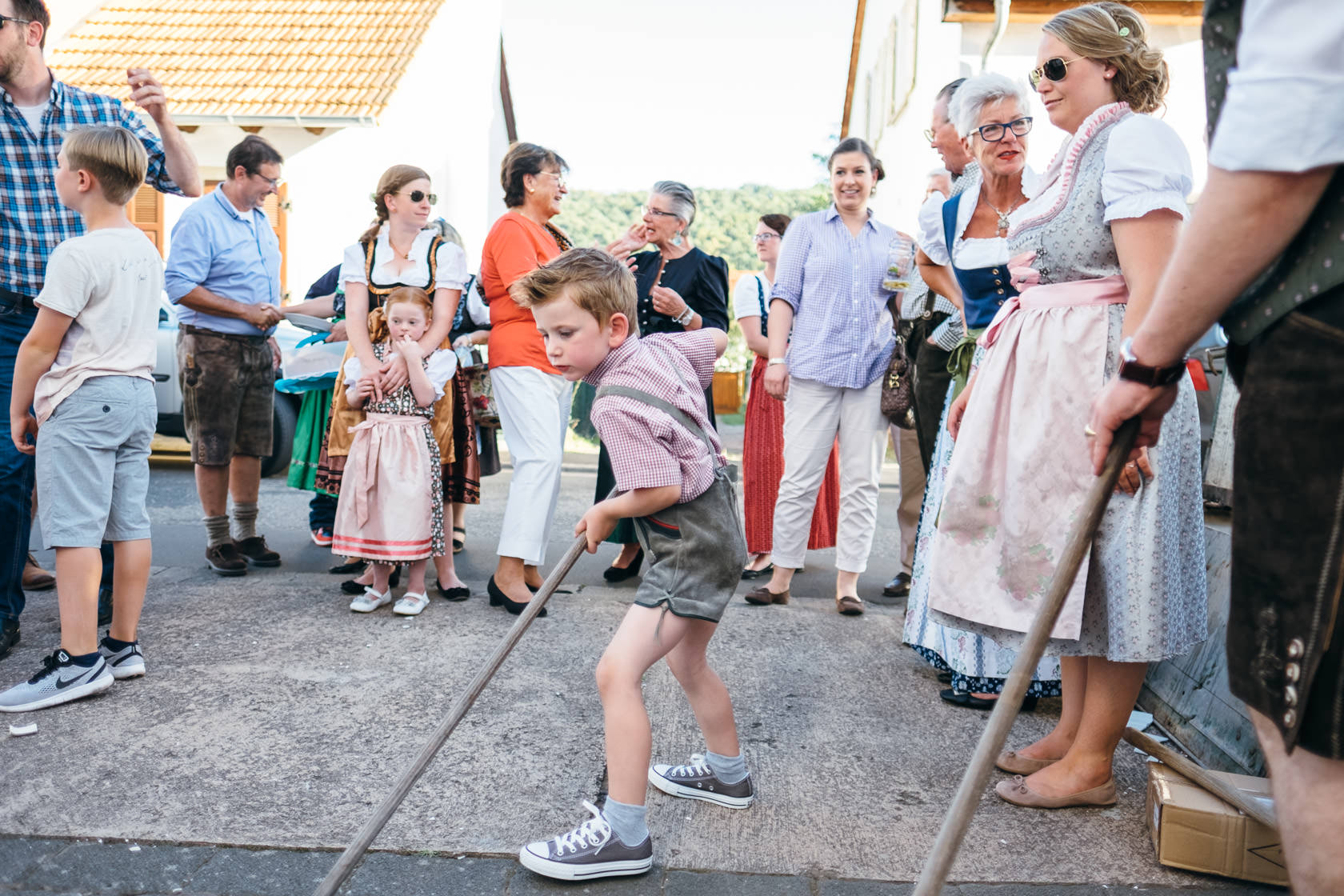 Bayrischer Polterabend in Norheim an der Nahe Alex und Jasmin Zerbrochenes Geschirr Scherben bringen Glück Hochzeit Wedding