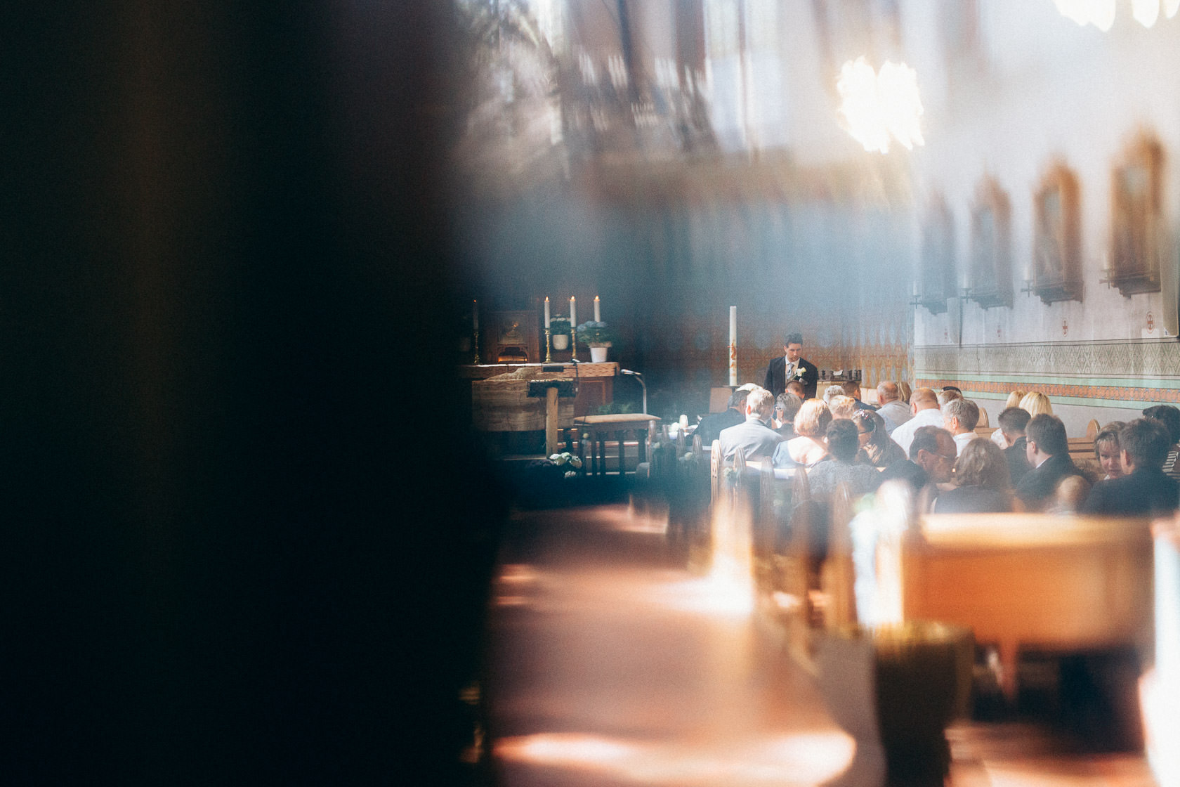 Blauweiße Hochzeit in Bad Kreuznach Der Bräutigam wartet au die Braut