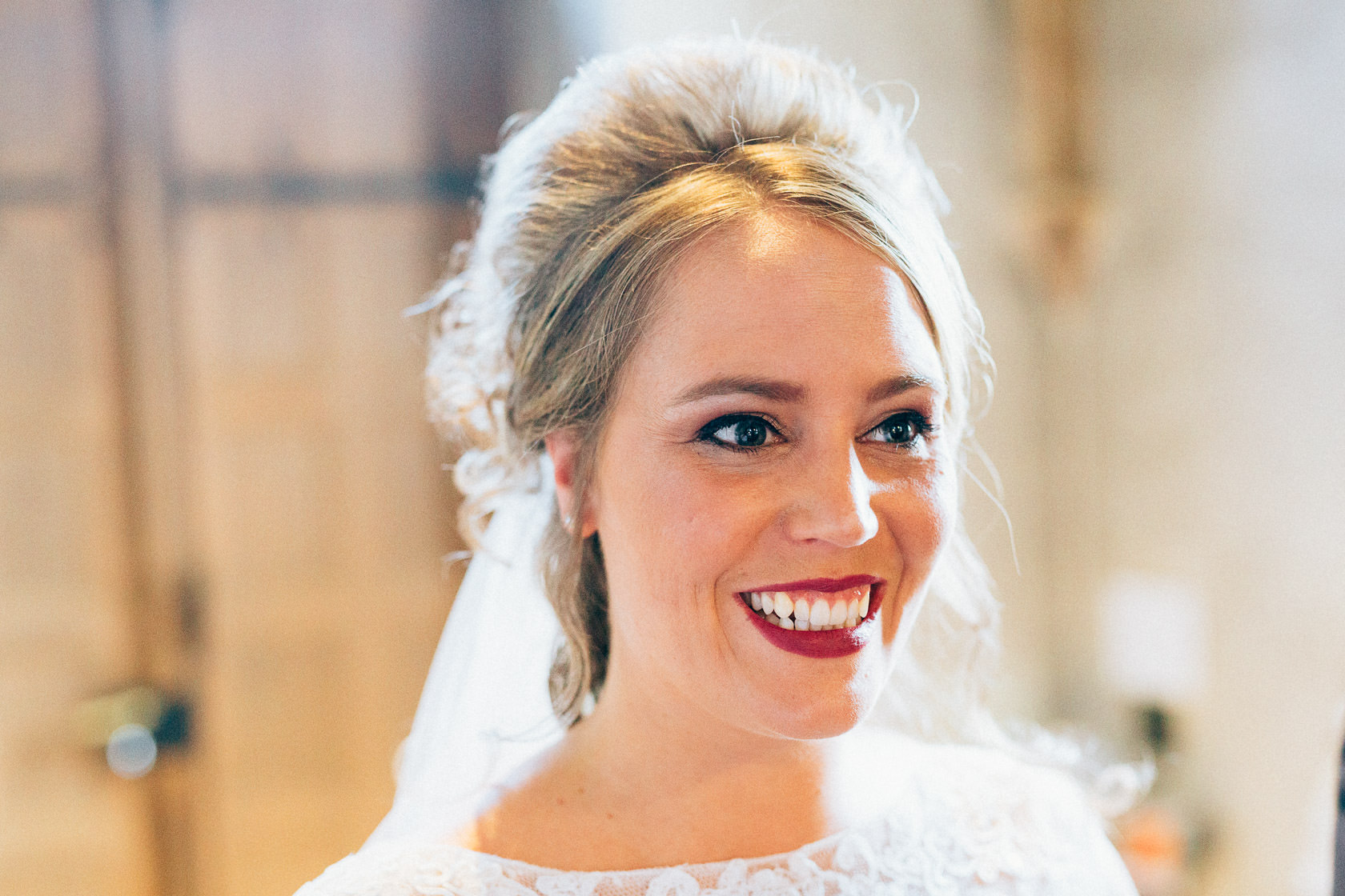 Blauweiße Hochzeit in Bad Kreuznach Strahlende Braut Portrait