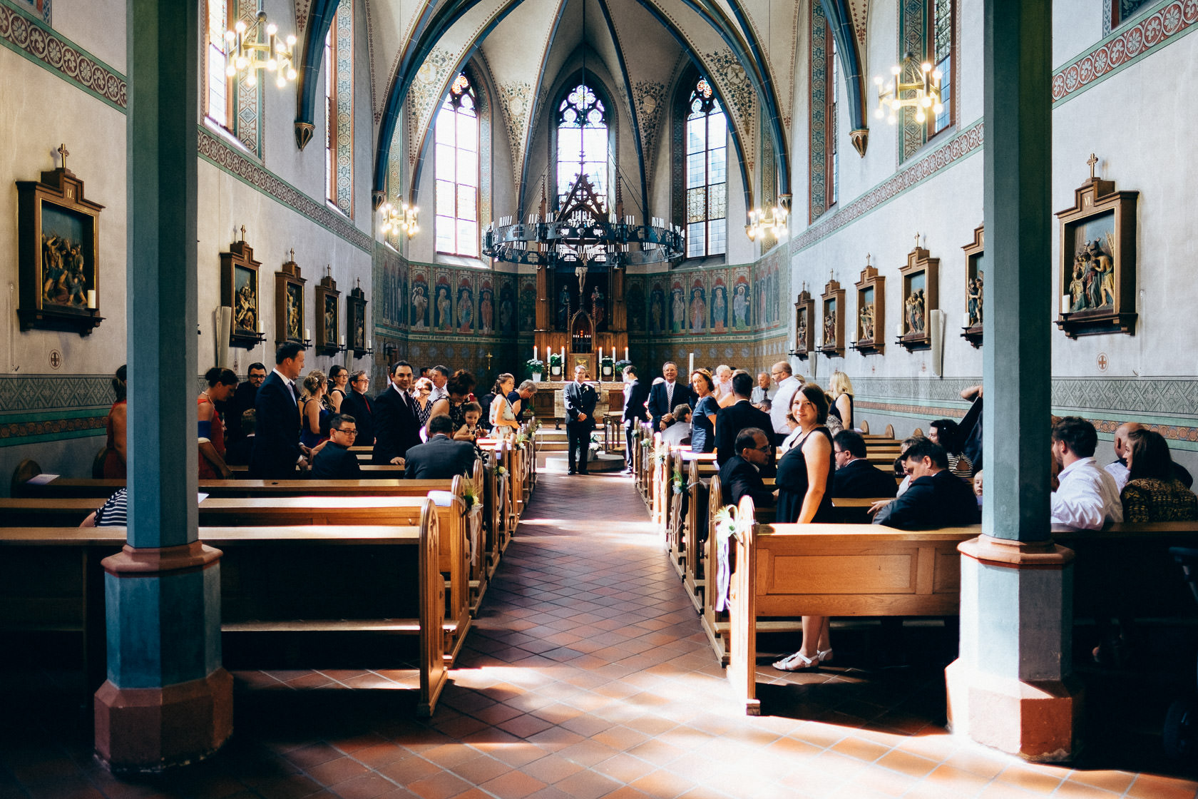 Blauweiße Hochzeit in Bad Kreuznach Gäste warten auf die Braut, Einzug der Braut in die Kirche