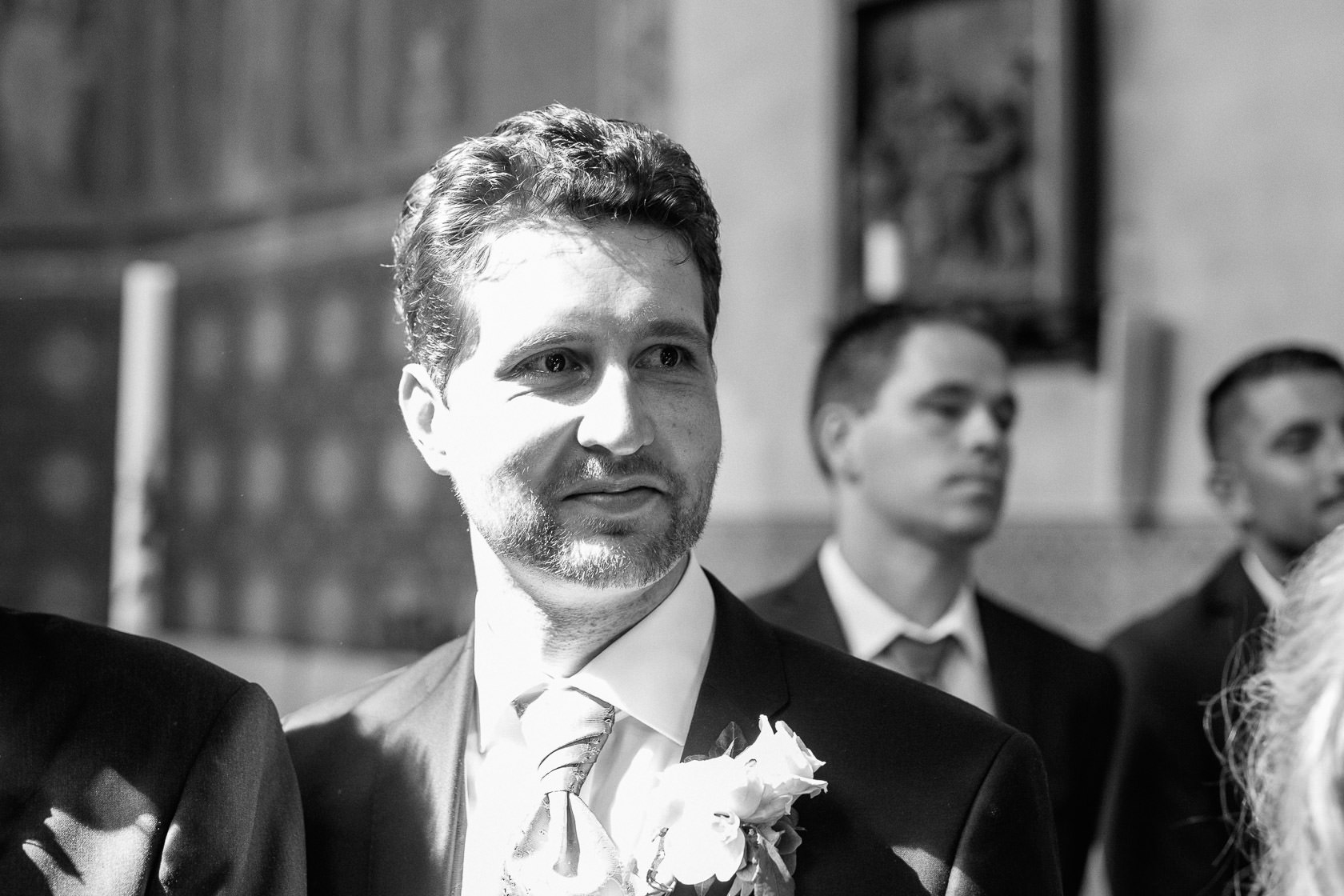 Blauweiße Hochzeit in Bad Kreuznach Gäste warten auf die Braut, Einzug der Braut in die Kirche. Bräutigam First Look