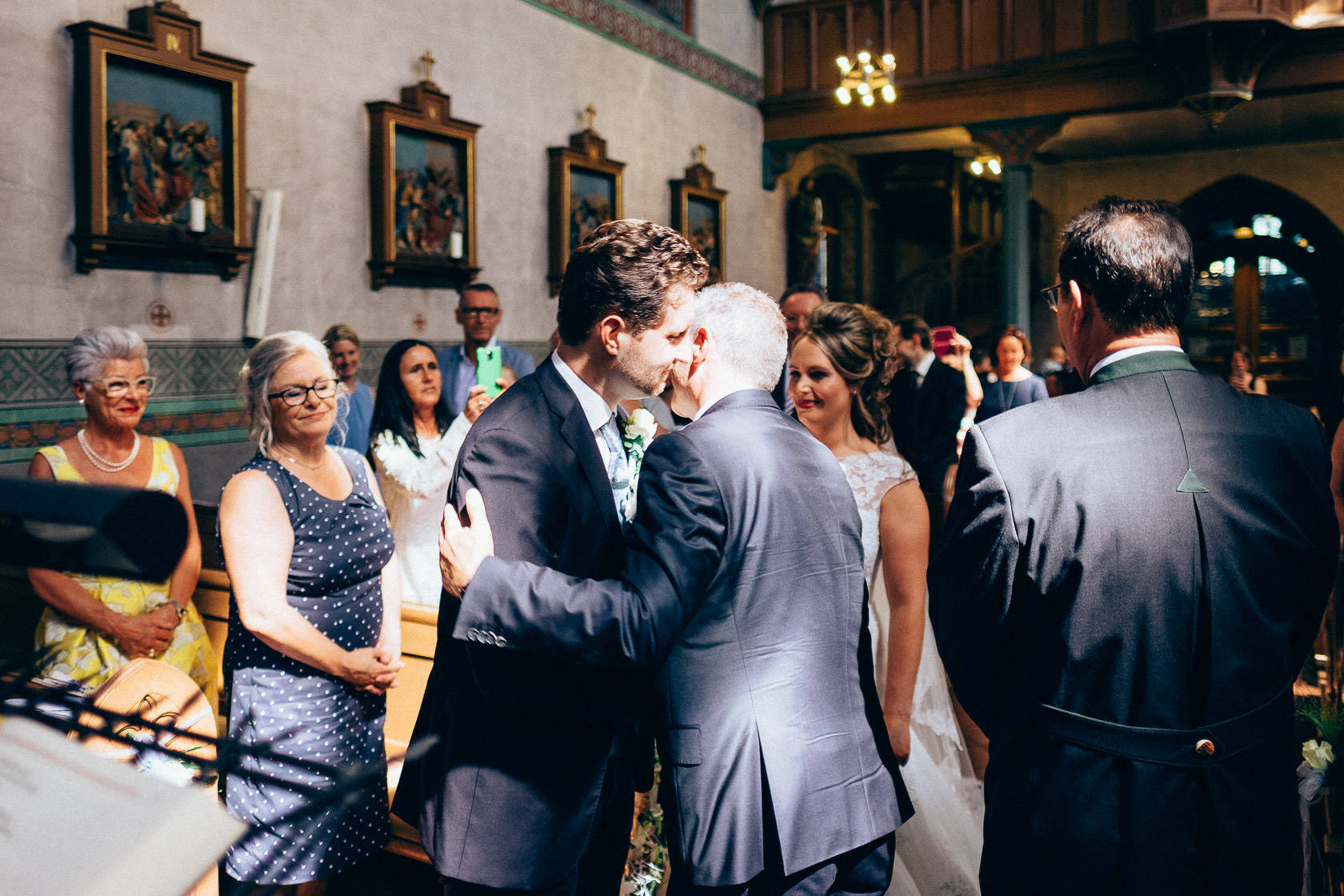 Blauweiße Hochzeit in Bad Kreuznach Übergabe der Braut durch den Brautvater