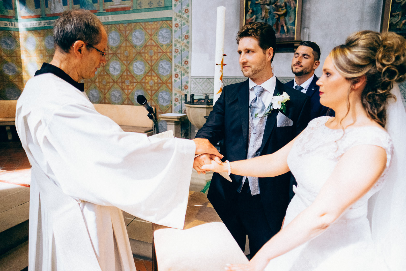 Blauweiße Hochzeit in Bad Kreuznach Segnung der Ringe und Ringübergabe